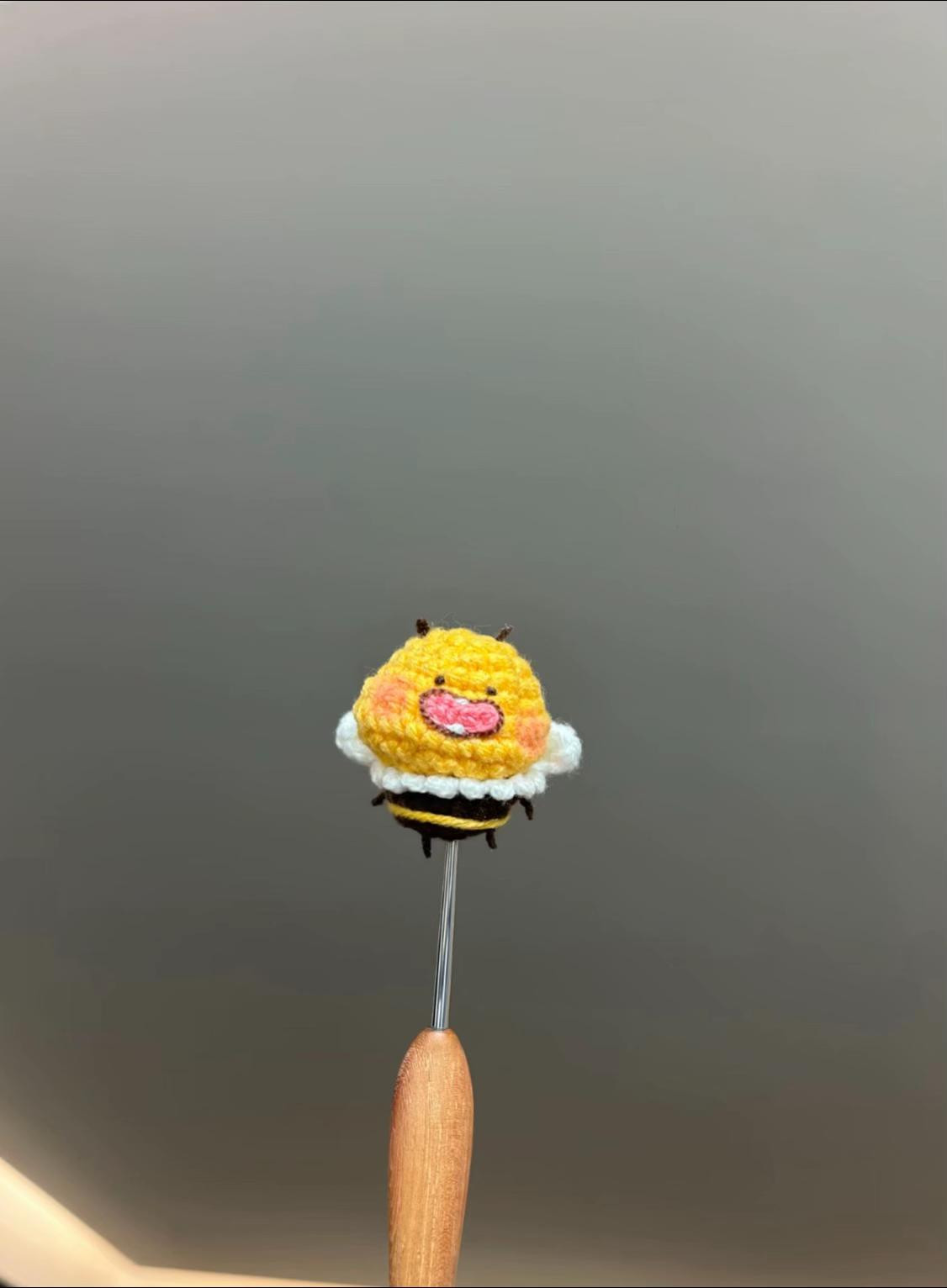 Chart móc len ong nhỏ dễ thương, màu vàng cam