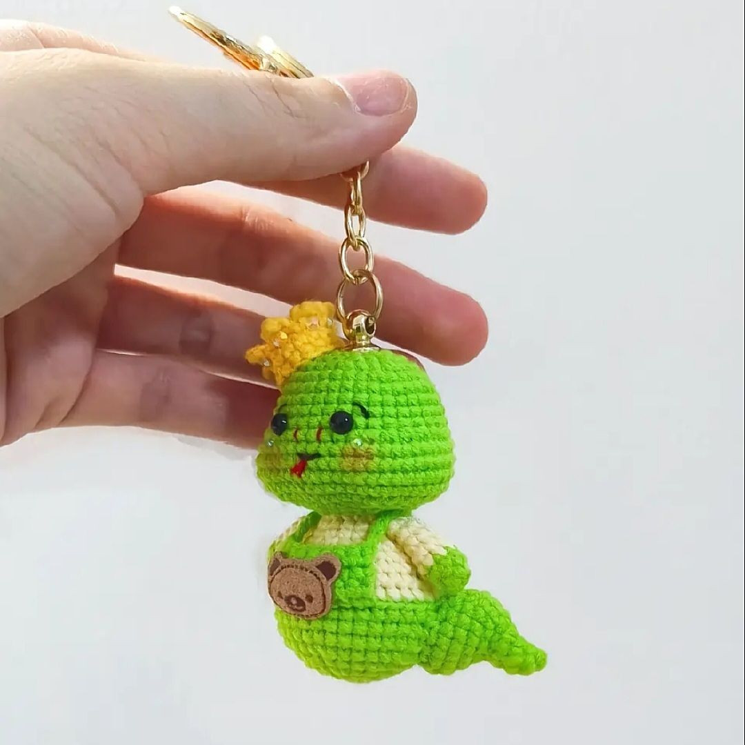 Chart Móc Len Rắn Đeo Chìa Khóa Màu Xanh Lá Với Vương Miện Vàng Và Hình Gấu Nâu