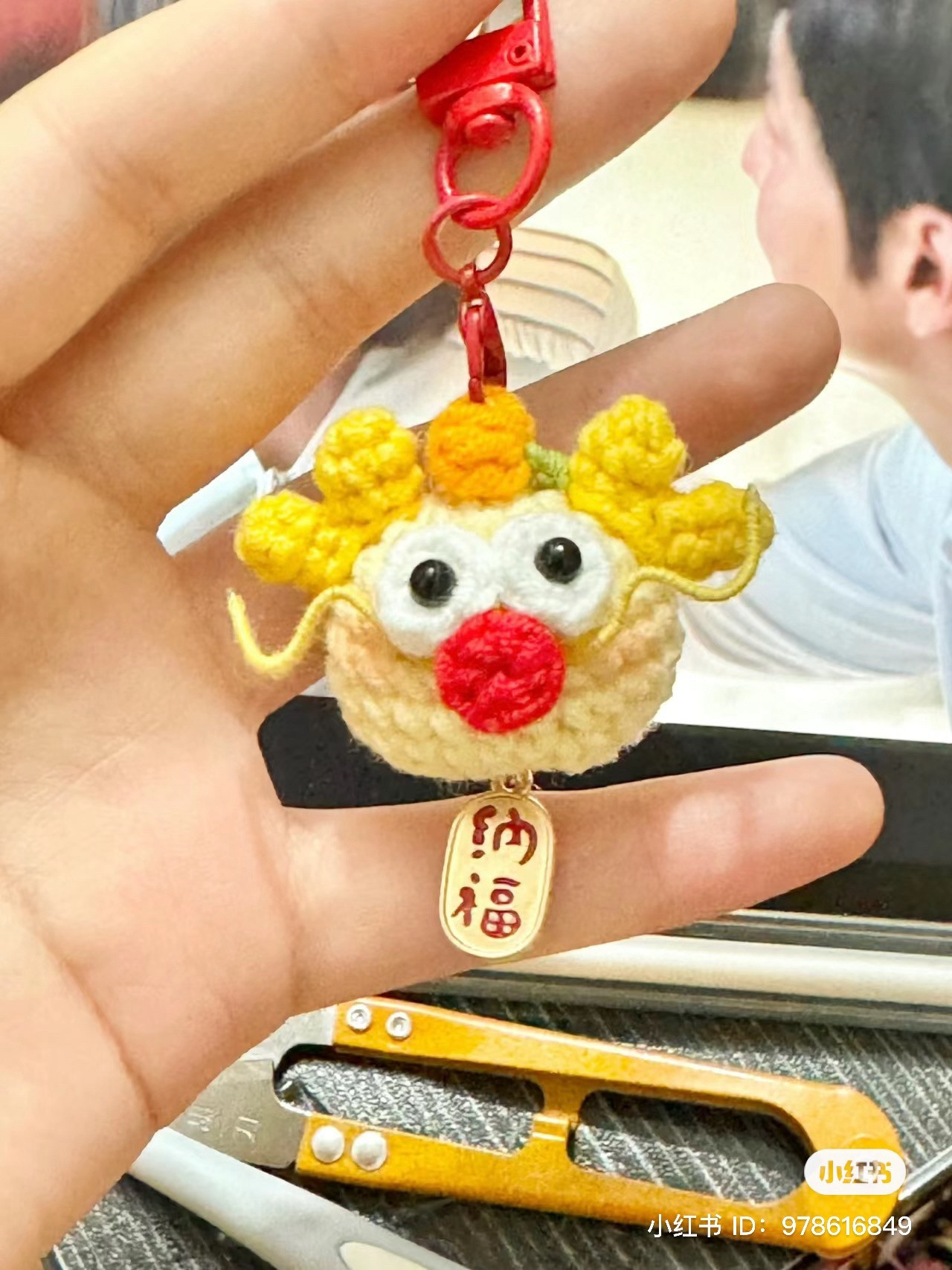 Chart móc len rồng vô tri màu vàng và đỏ