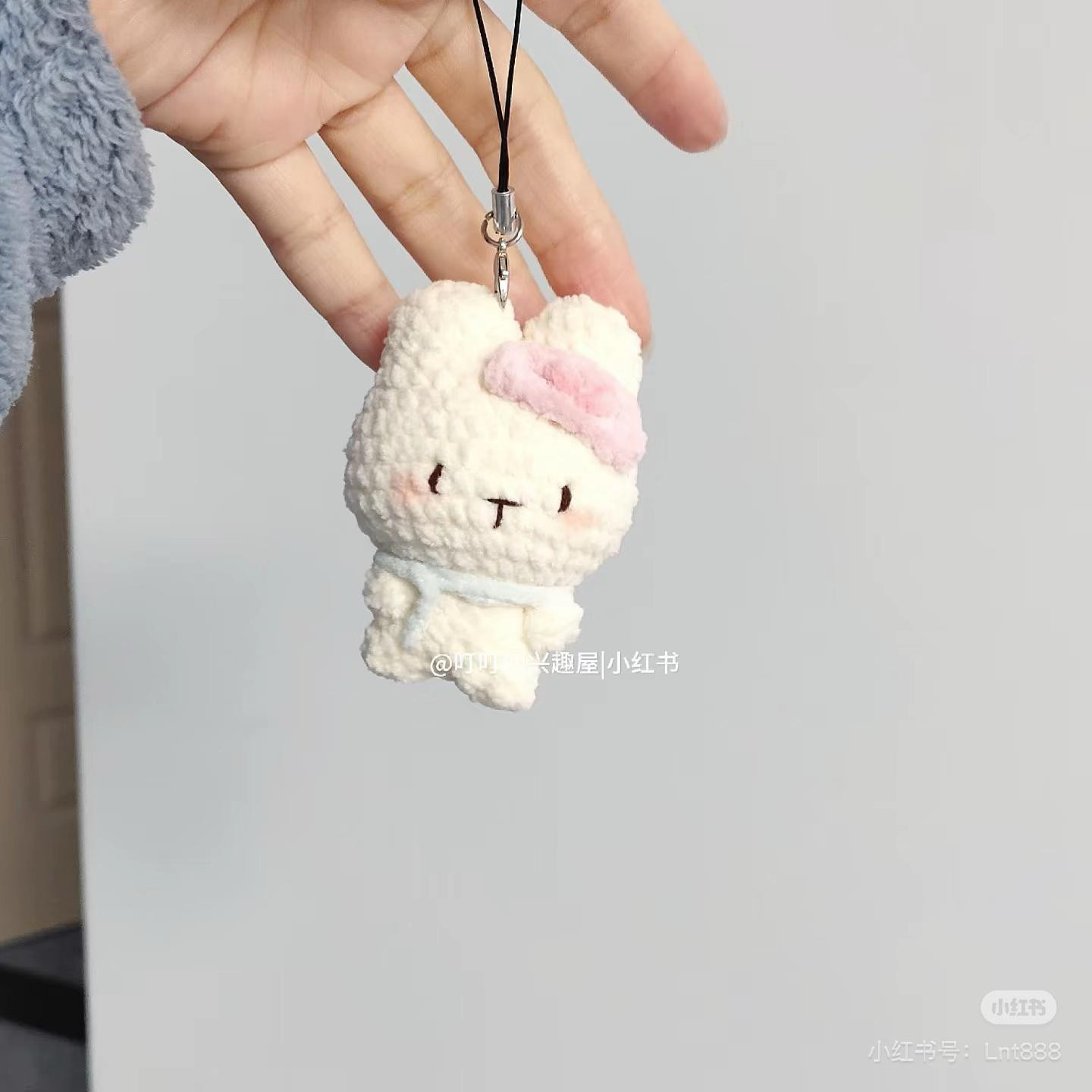 Chart móc len thỏ bông trắng dễ thương, có kẹp tóc và dây đeo