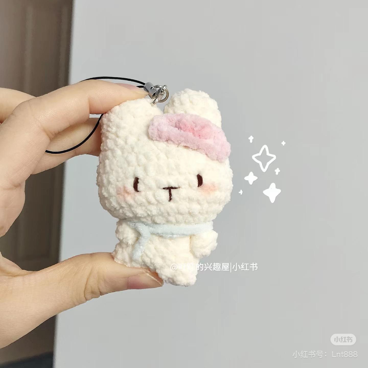 Chart móc len thỏ bông trắng dễ thương, có kẹp tóc và dây đeo