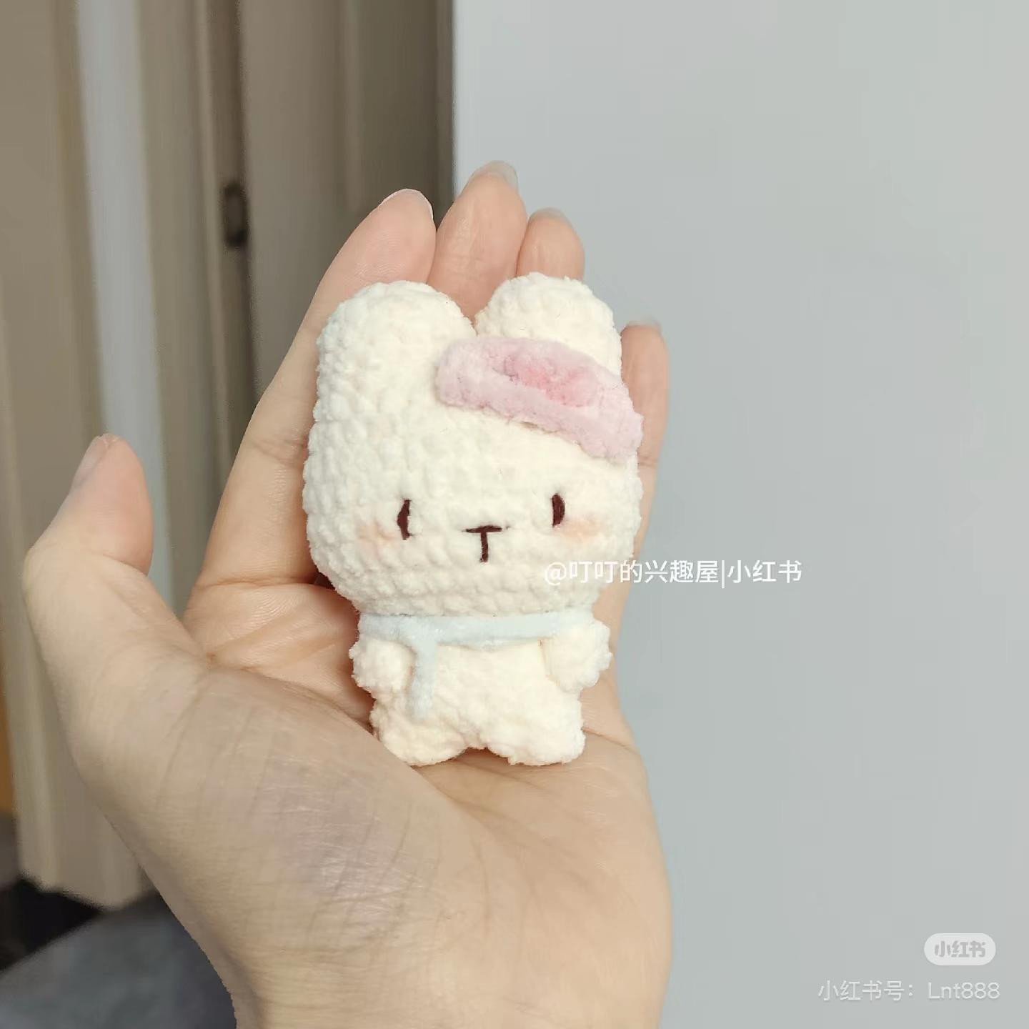 Chart móc len thỏ bông trắng dễ thương, có kẹp tóc và dây đeo