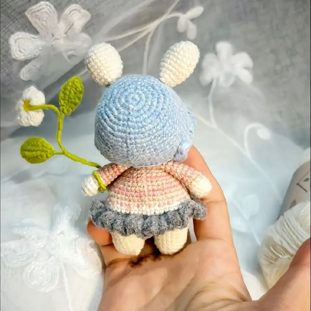 Chart Móc Len Thỏ Cầm Hoa Dễ Thương Màu Nhẹ