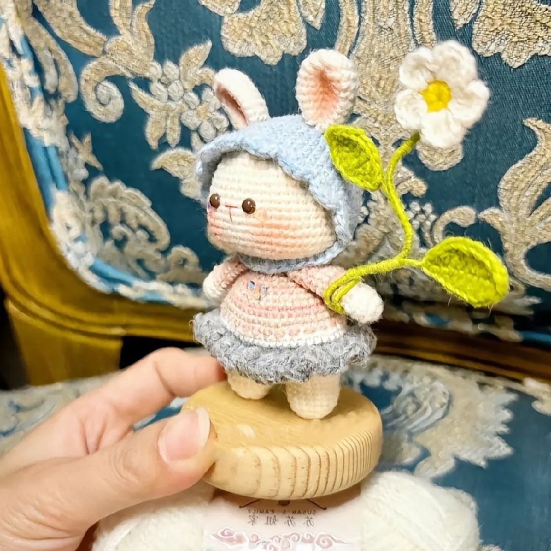 Chart Móc Len Thỏ Cầm Hoa Dễ Thương Màu Nhẹ