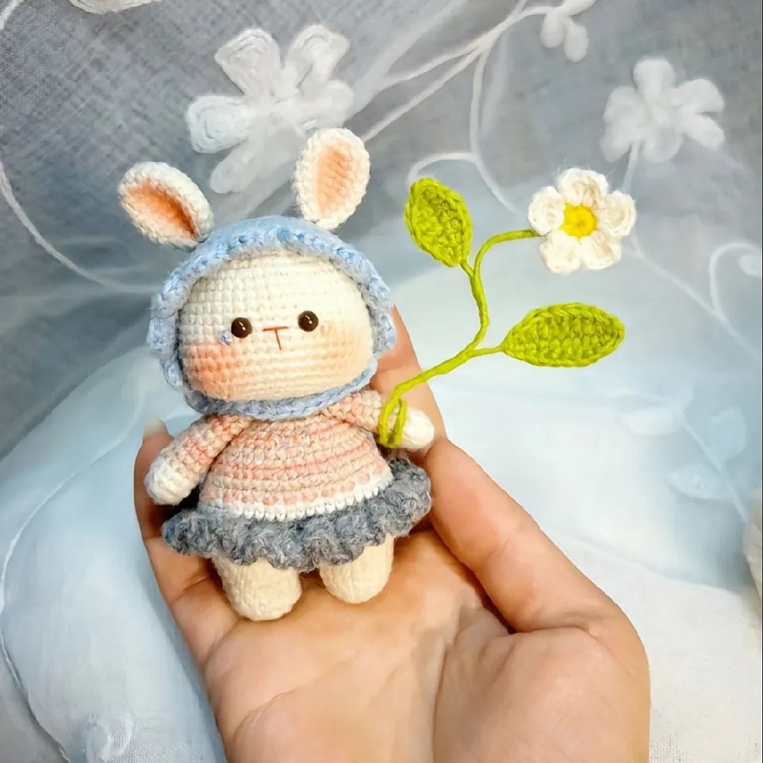 Chart Móc Len Thỏ Cầm Hoa Dễ Thương Màu Nhẹ