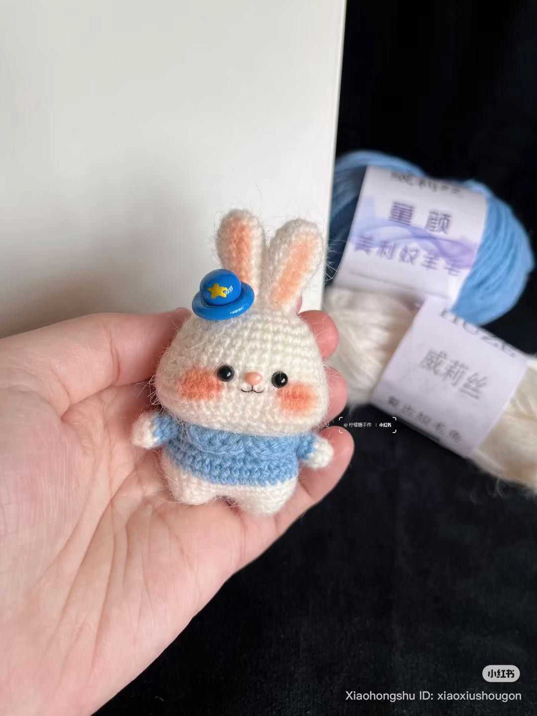 Chart móc len Thỏ cảnh sát dễ thương màu trắng xanh