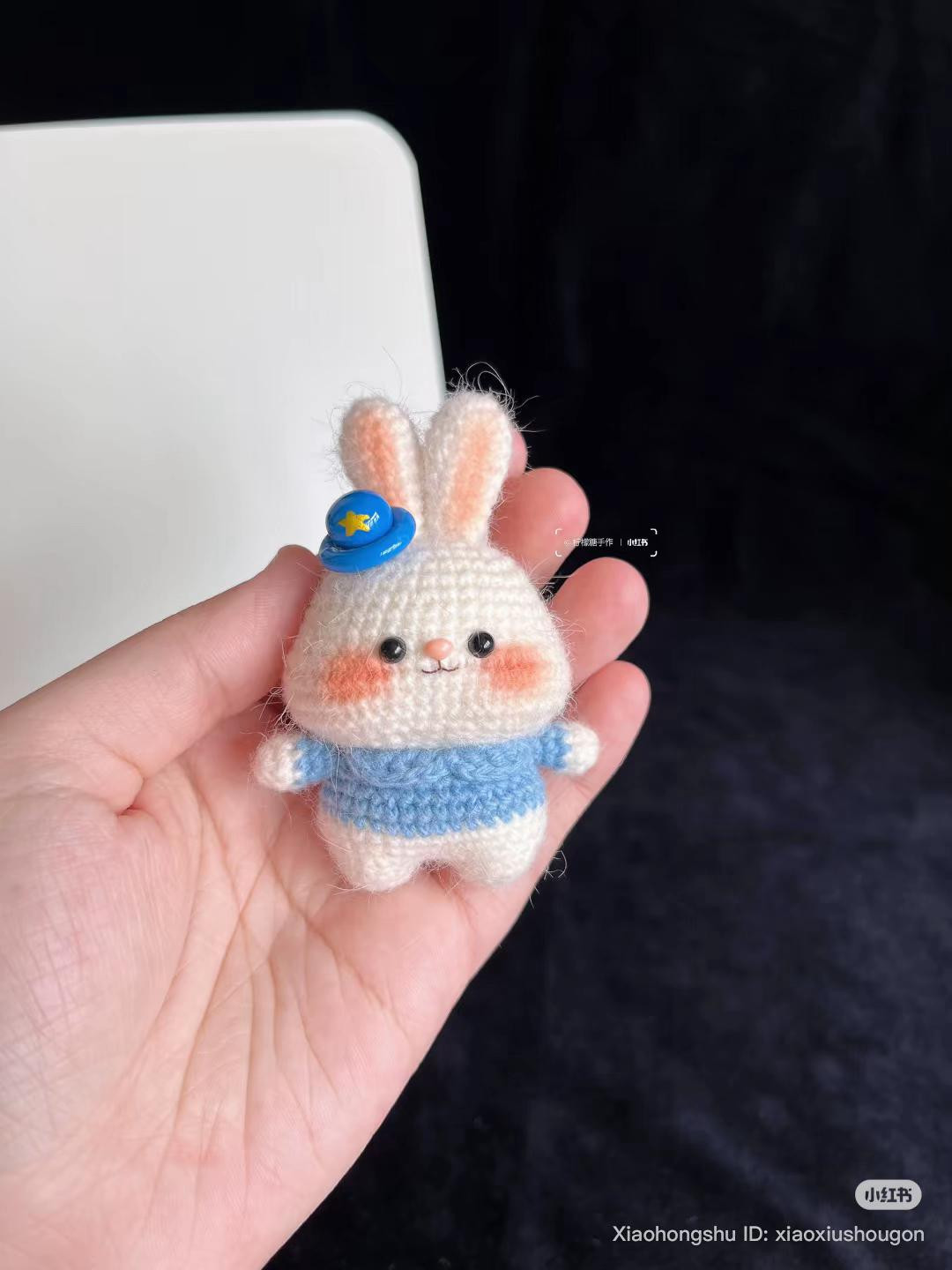 Chart móc len Thỏ cảnh sát dễ thương màu trắng xanh