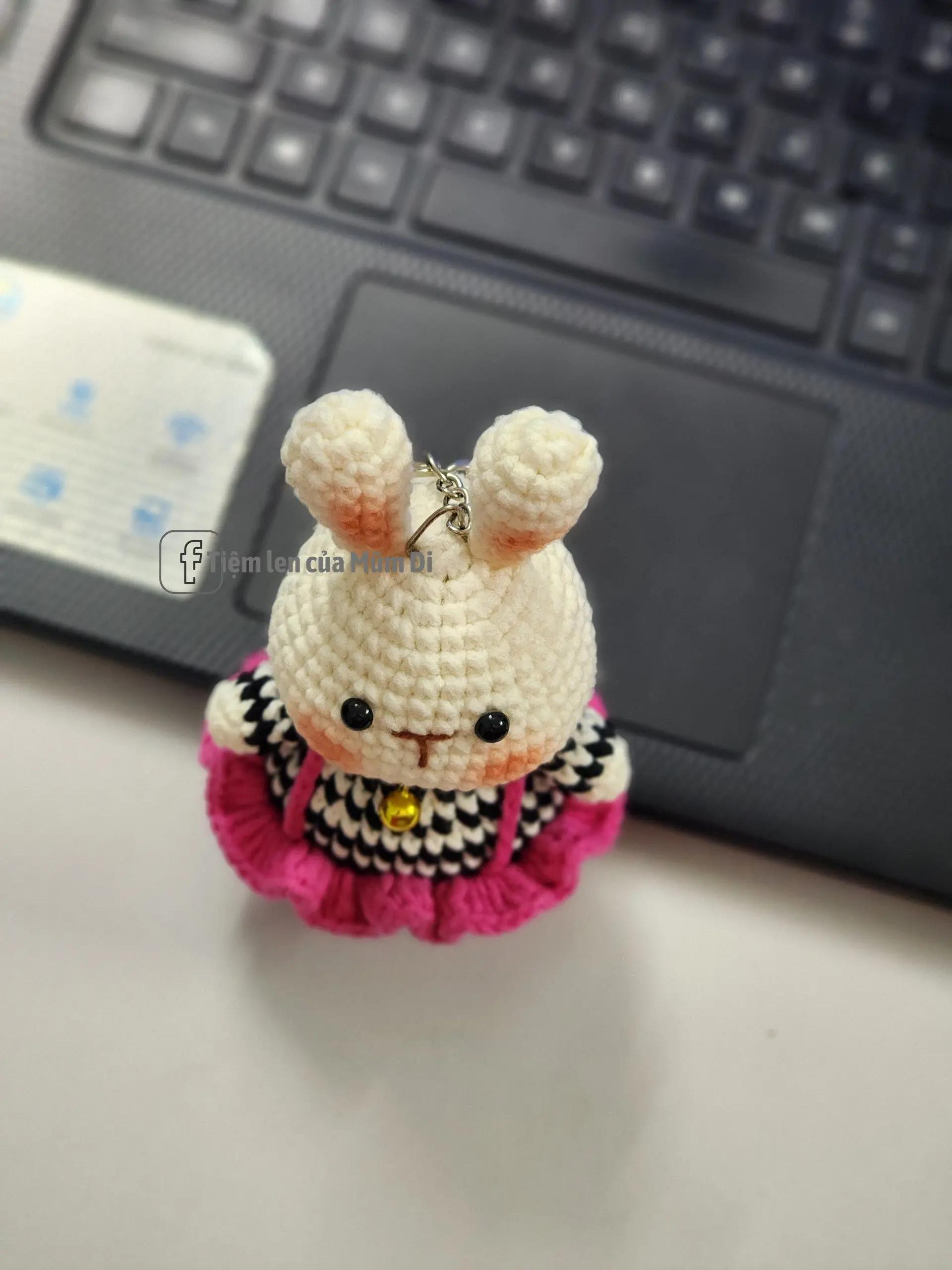 Chart móc len thỏ mặc váy hồng, áo caro đen trắng