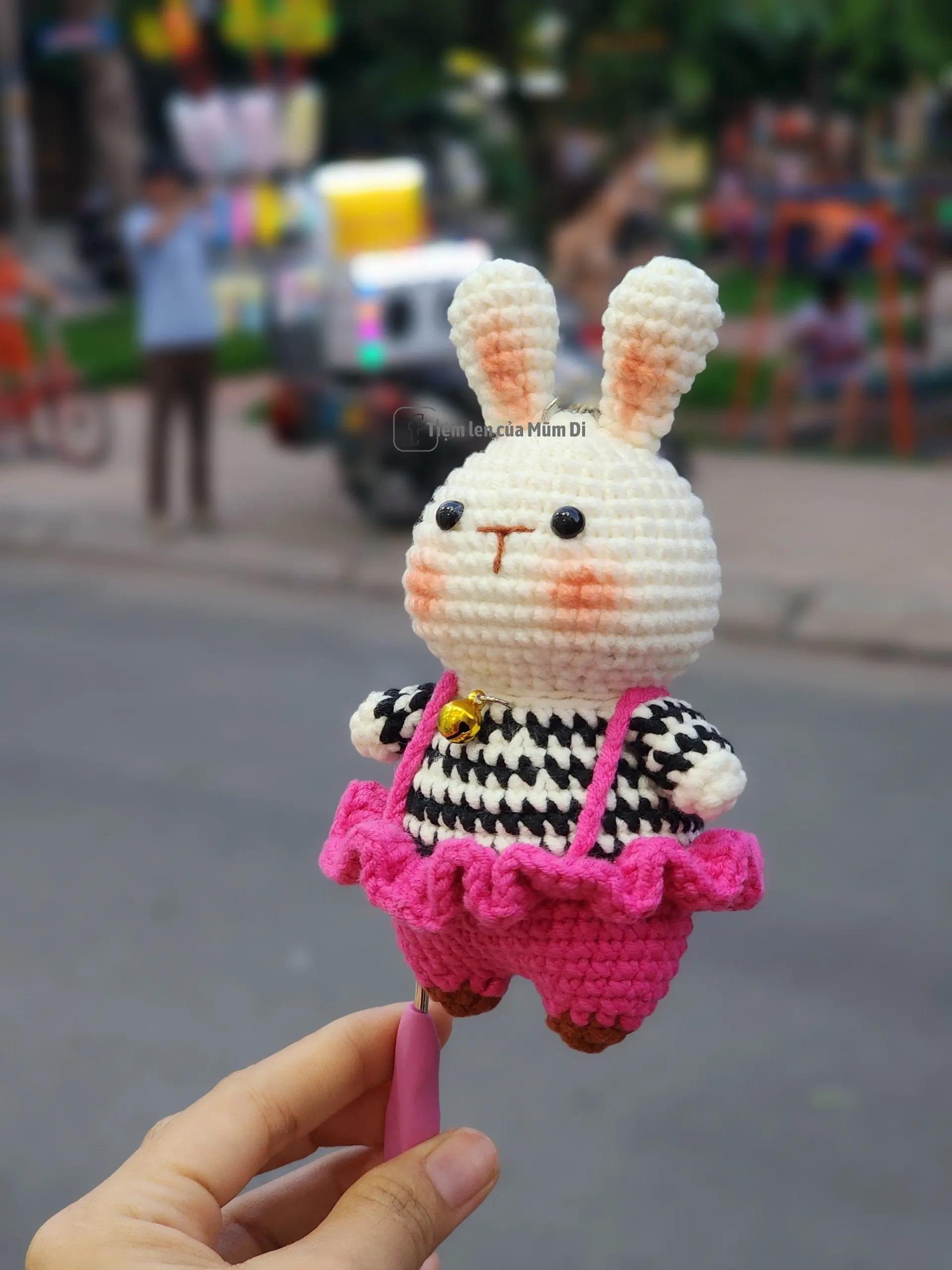 Chart móc len thỏ mặc váy hồng, áo caro đen trắng