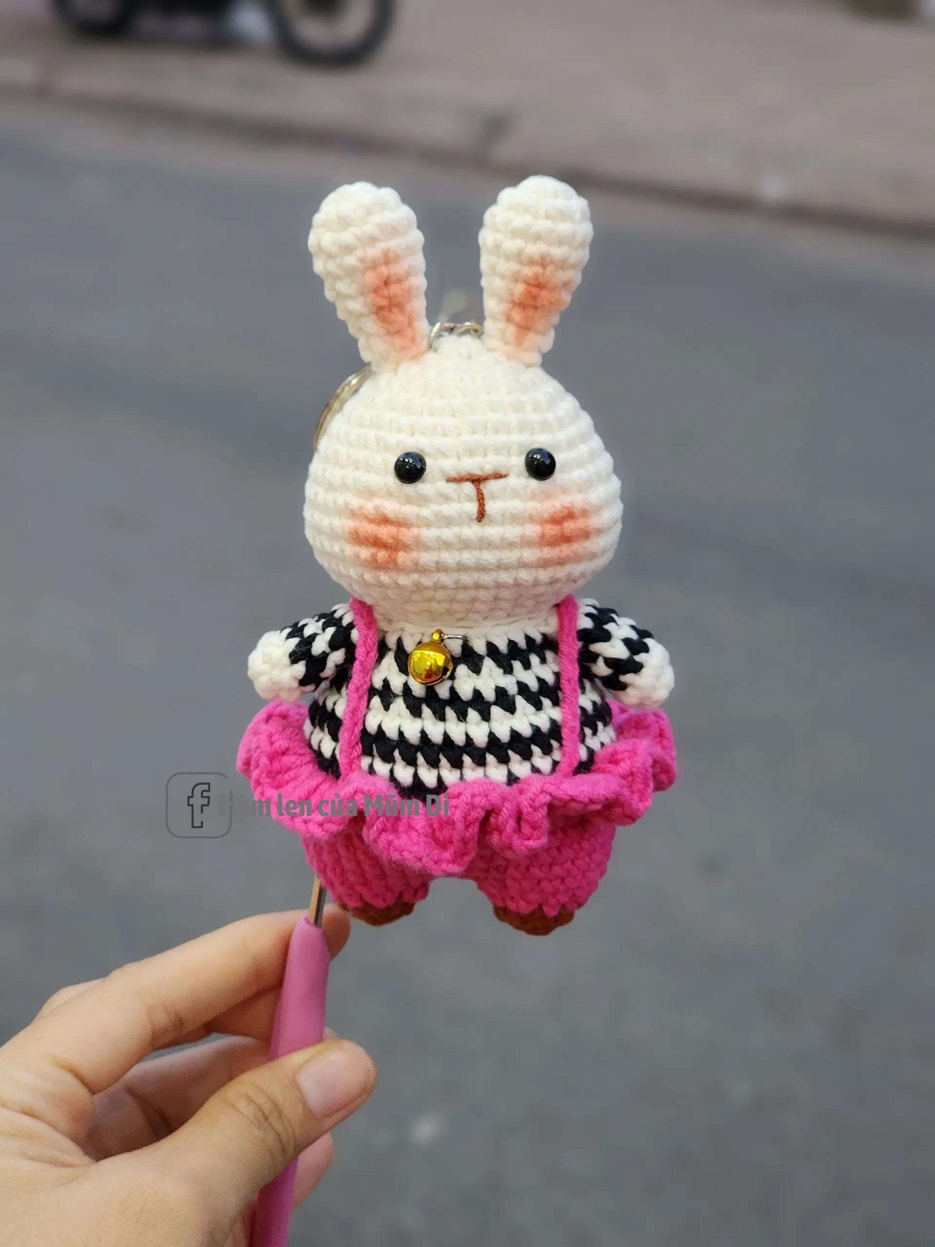 Chart móc len thỏ mặc váy hồng, áo caro đen trắng