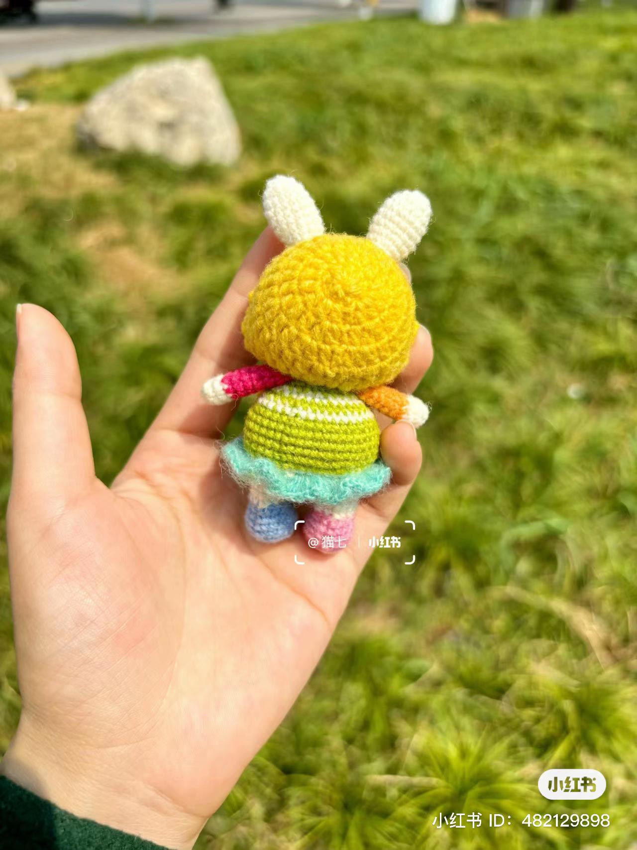 Chart móc len Thỏ mặc váy xanh mũ vàng dễ thương