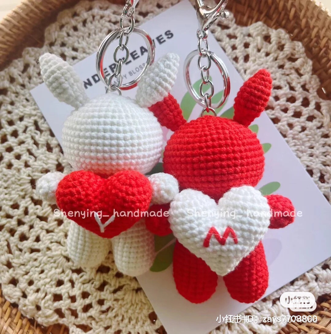 Chart móc len thỏ tình nhân cầm trái tim