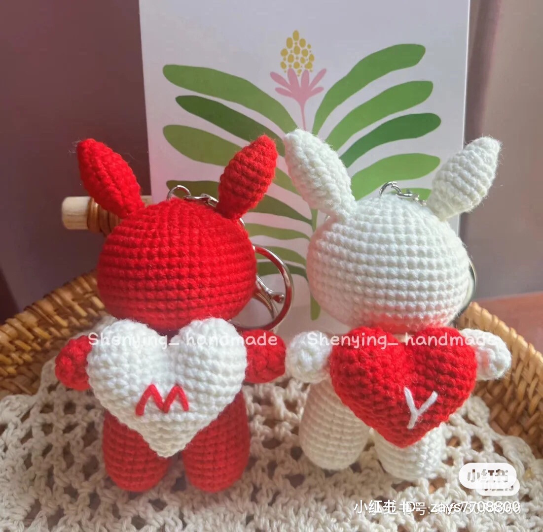 Chart móc len thỏ tình nhân cầm trái tim