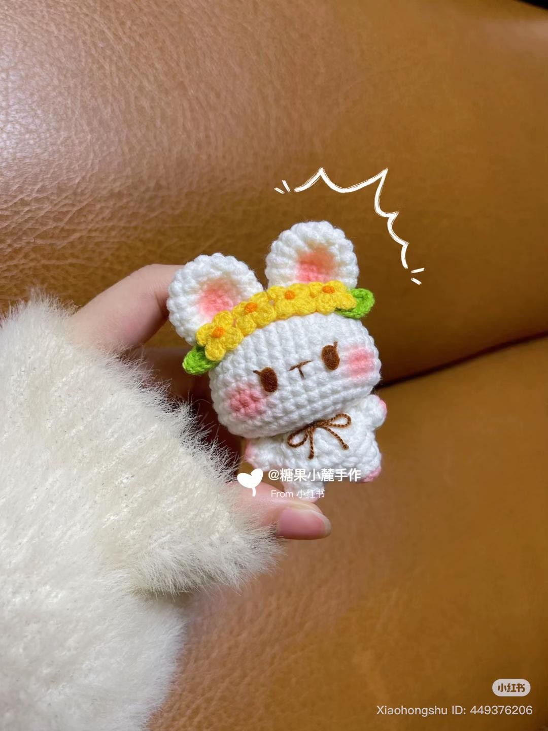 Chart móc len Thỏ xinh đội vòng hoa vàng