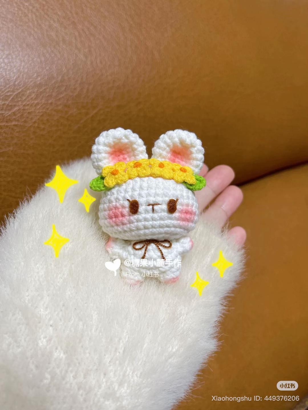 Chart móc len Thỏ xinh đội vòng hoa vàng