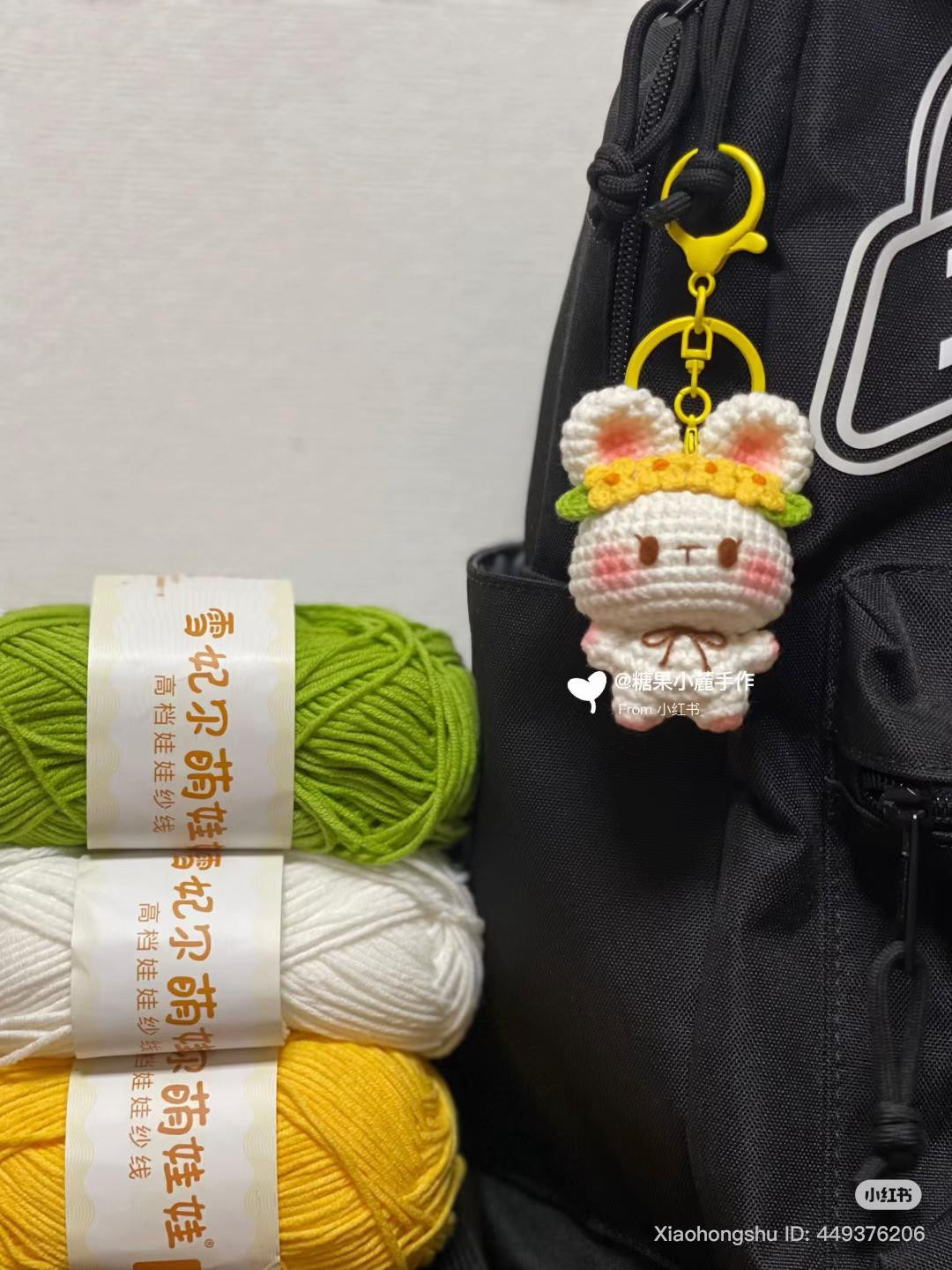 Chart móc len Thỏ xinh đội vòng hoa vàng