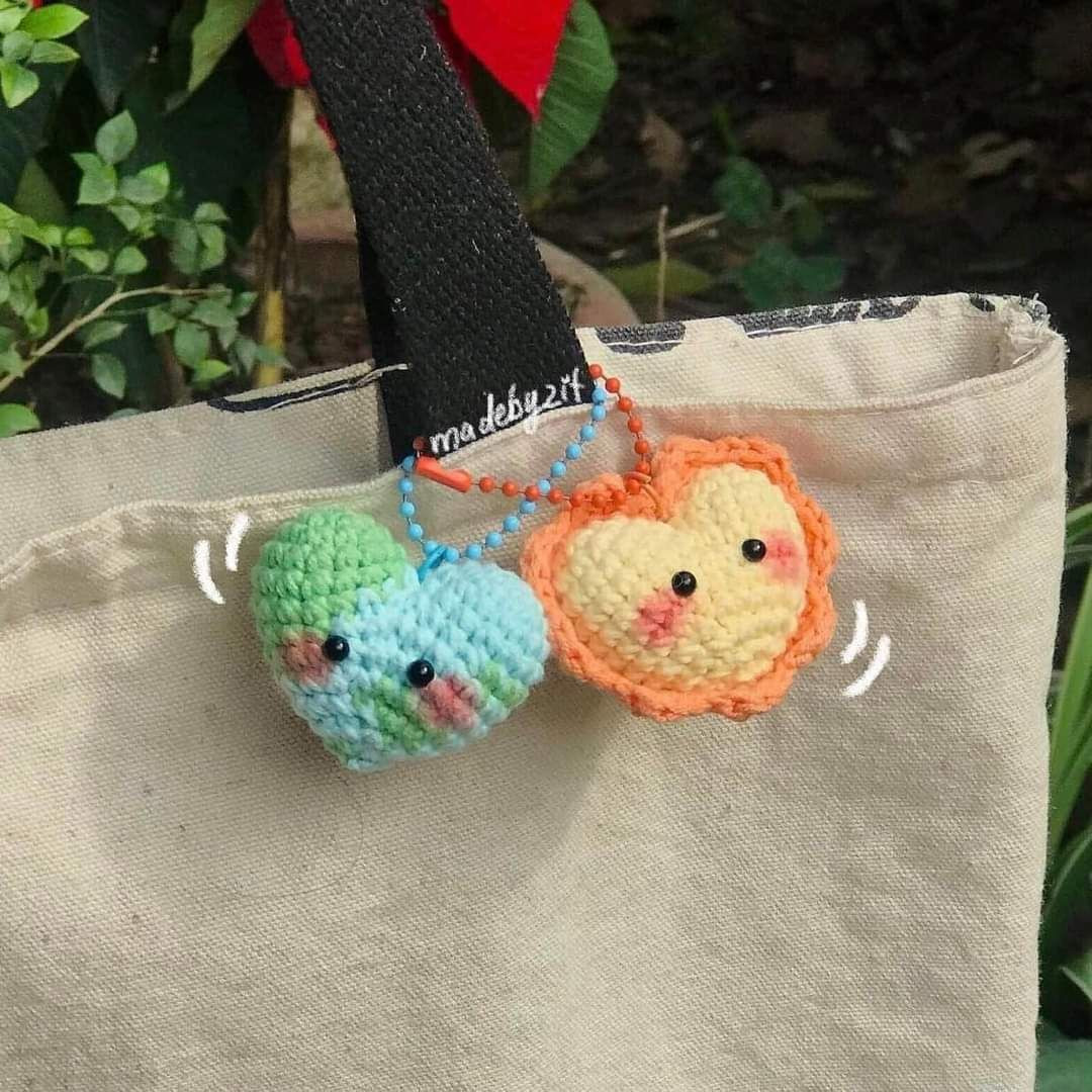 Chart móc len Trái Đất và Mặt Trời hình trái tim dễ thương