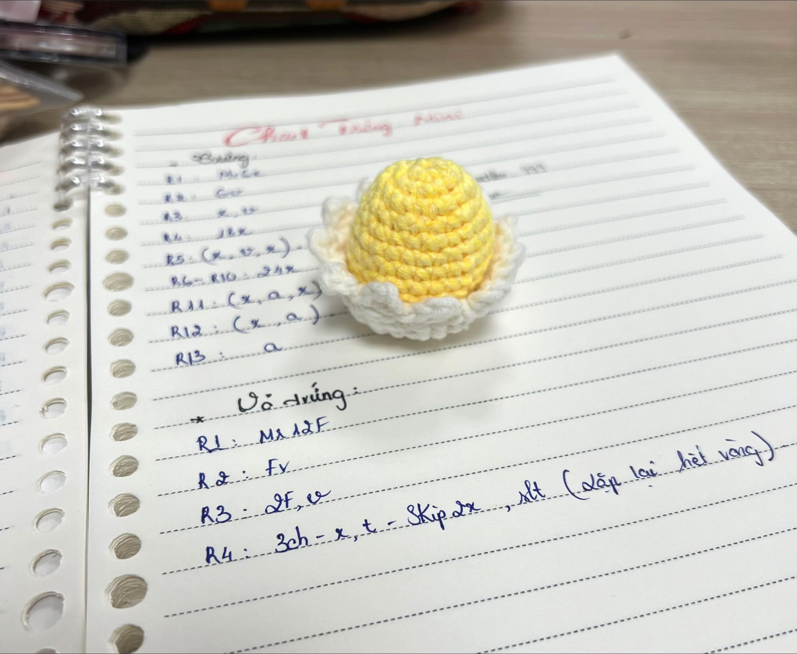 Chart móc len trứng mini vàng dễ thương