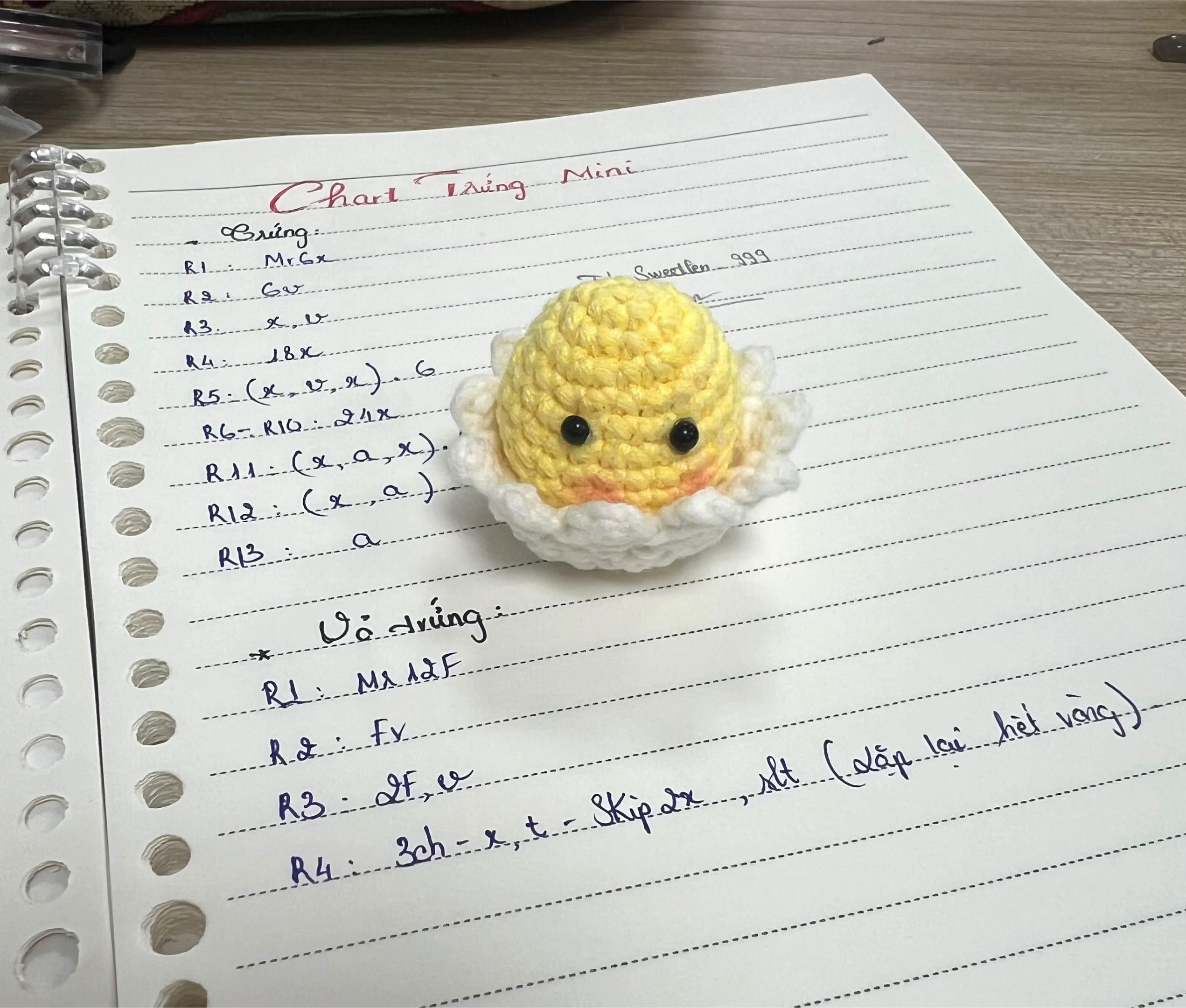 Chart móc len trứng mini vàng dễ thương