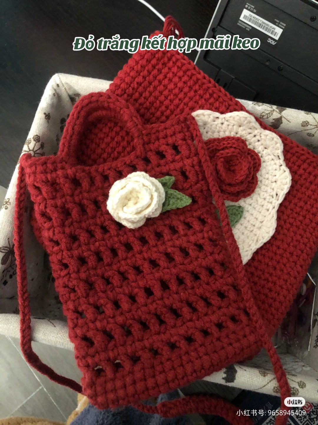 Chart móc len túi đựng điện thoại màu đỏ trắng đính hoa hồng