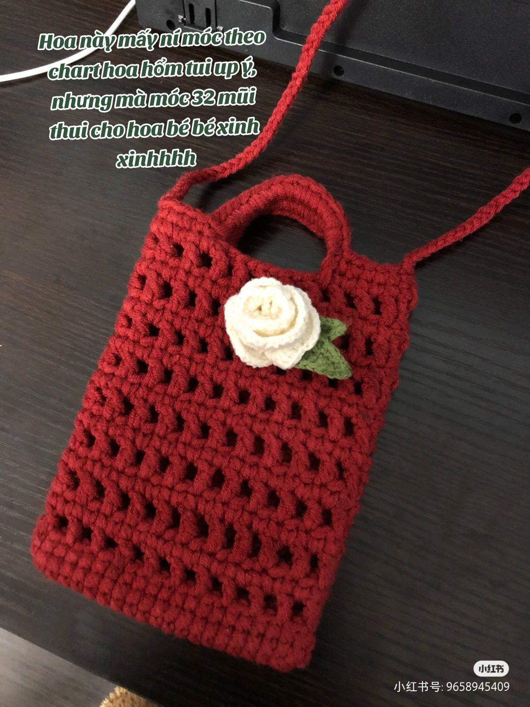 Chart móc len túi đựng điện thoại màu đỏ trắng đính hoa hồng