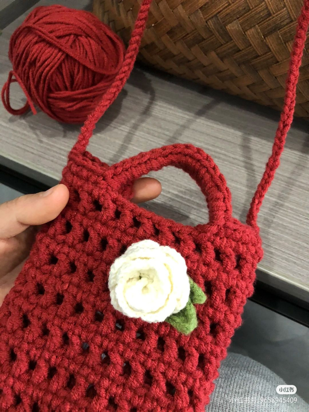 Chart móc len túi đựng điện thoại màu đỏ trắng đính hoa hồng