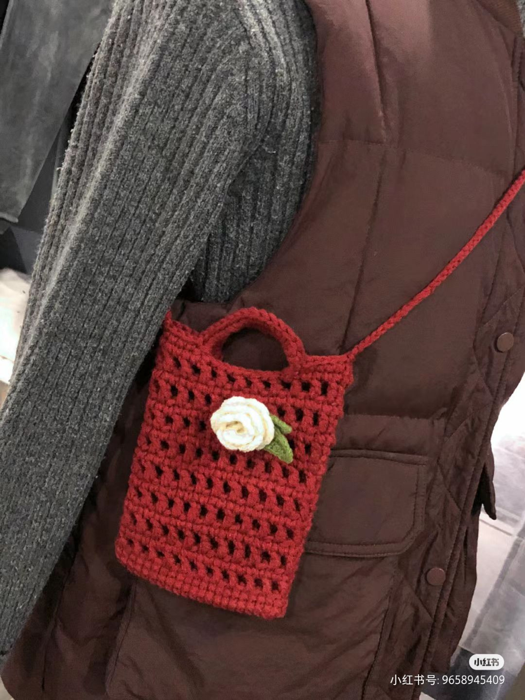 Chart móc len túi đựng điện thoại màu đỏ trắng đính hoa hồng