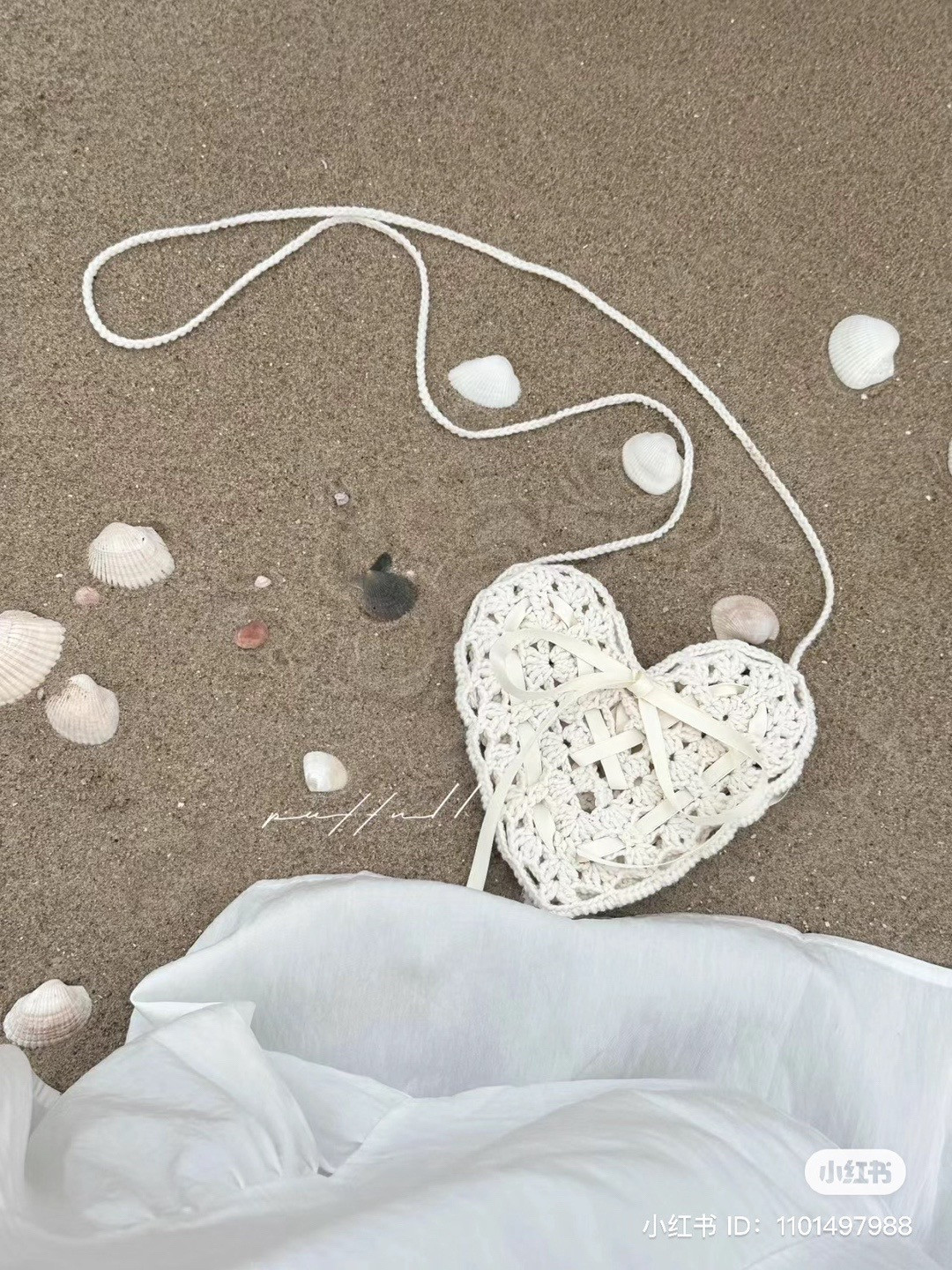 Chart móc len túi hình trái tim Coquette màu hồng và trắng, thiết kế tinh tế với ruy băng