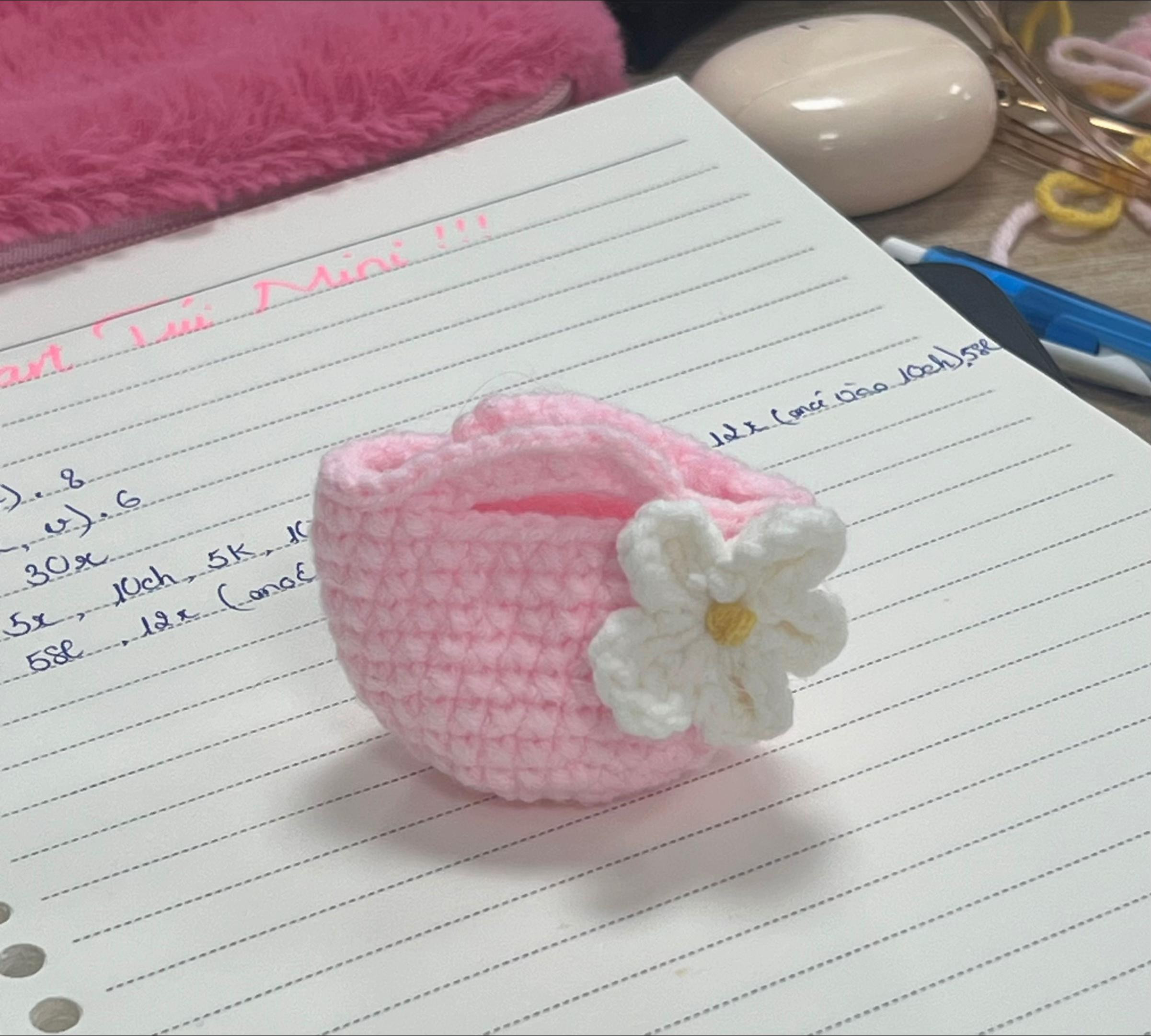 Chart móc len túi mini màu hồng kèm hoa trắng