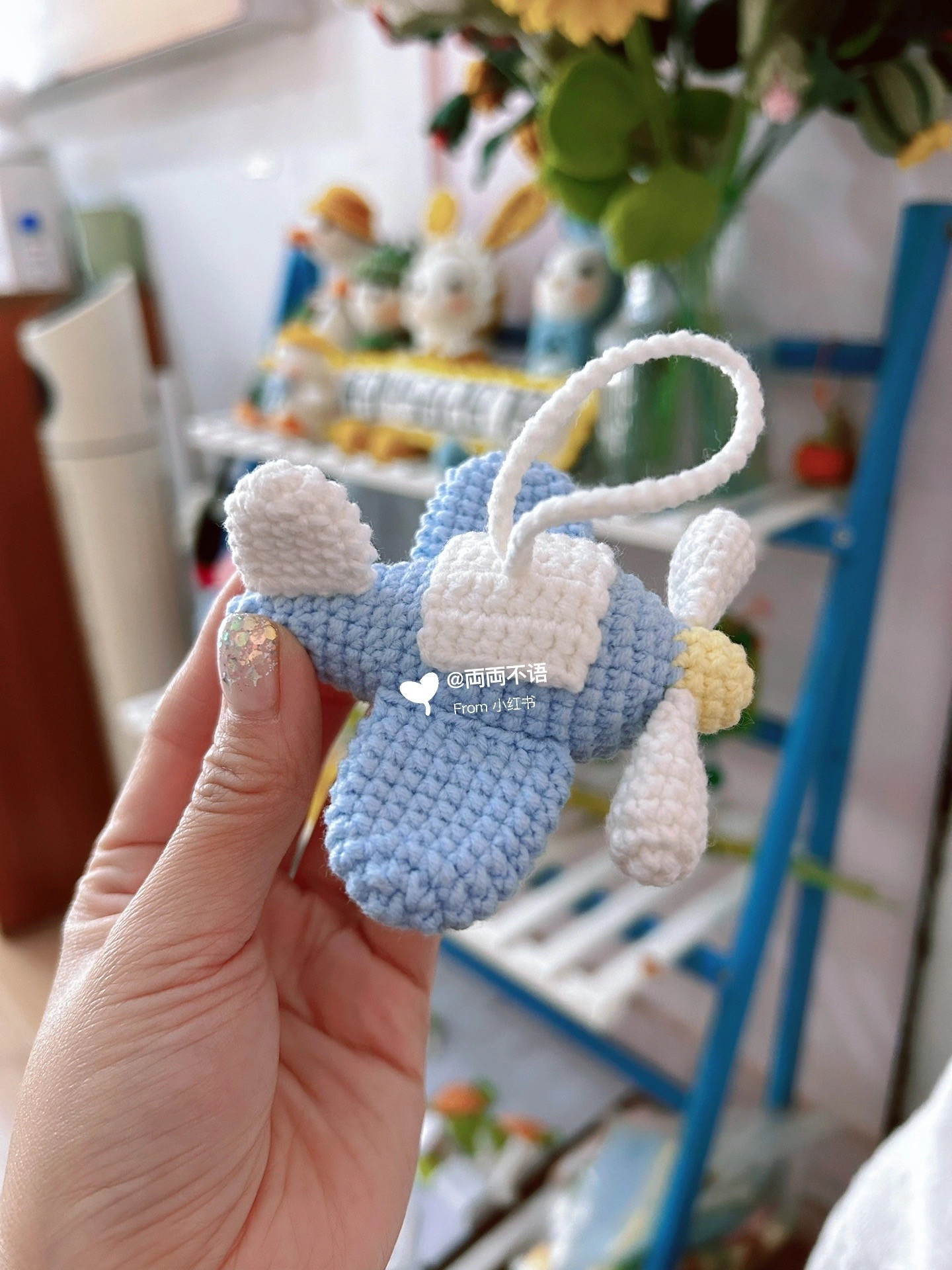 Chart móc máy bay màu xanh trắng vàng