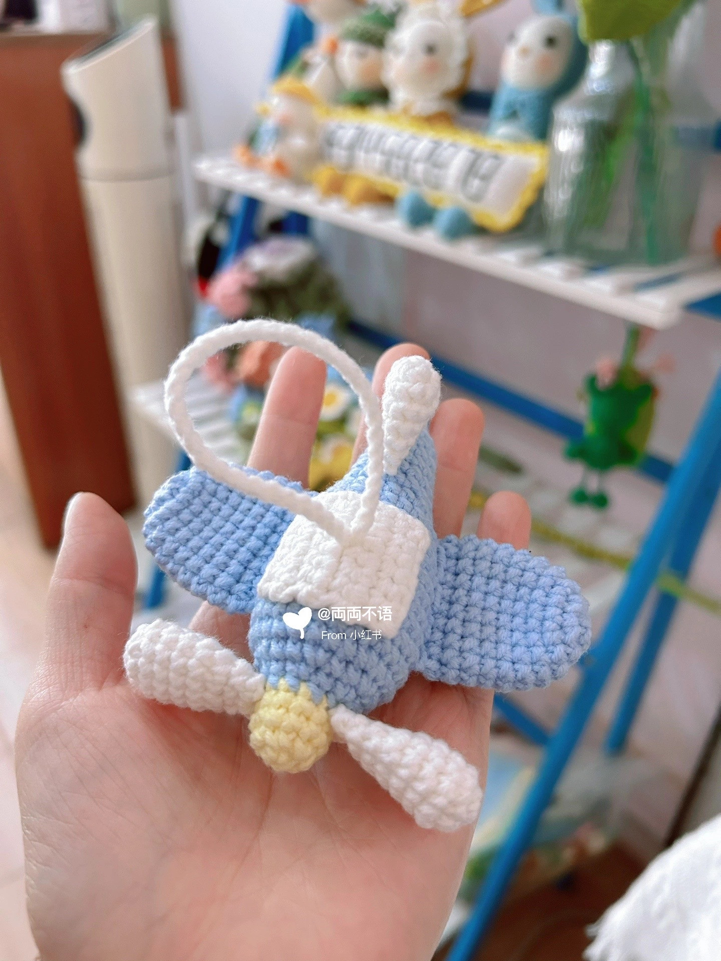 Chart móc máy bay màu xanh trắng vàng