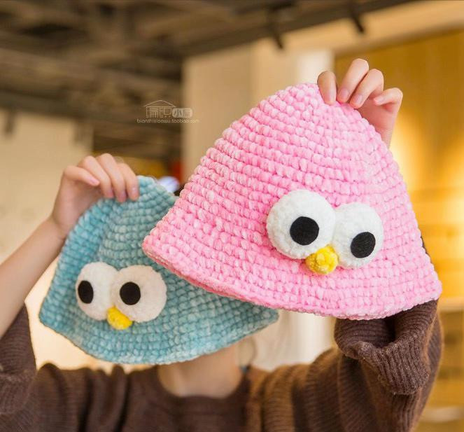 Chart Móc Nón Quái Vật Mắt Lớn Màu Hồng Xanh Cam