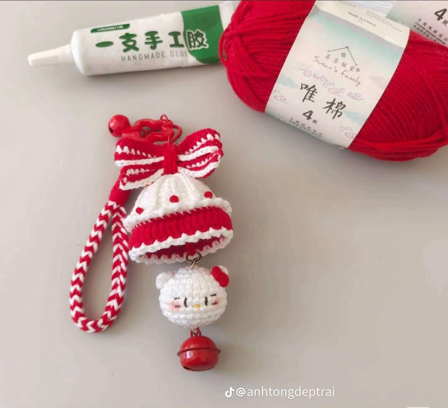 Chart móc Quả chuông Giáng Sinh và Hello Kitty