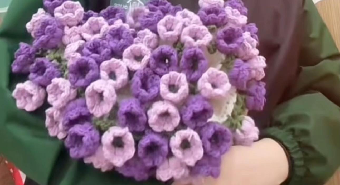 Chart móc thảm hoa len tròn size 60cm viền tím xanh