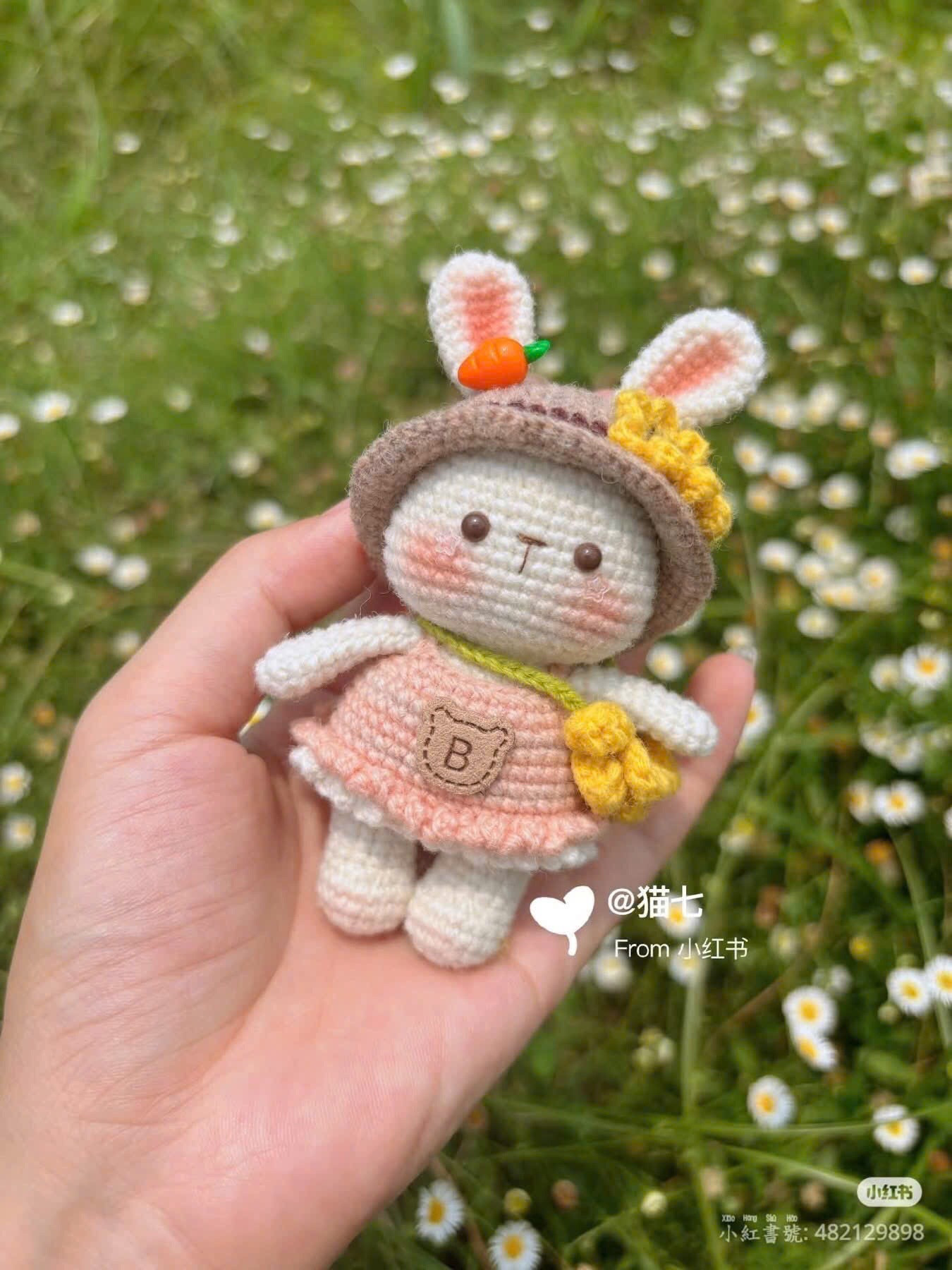 Chart móc thỏ nhỏ mộng mơ đội mũ hoa hướng dương