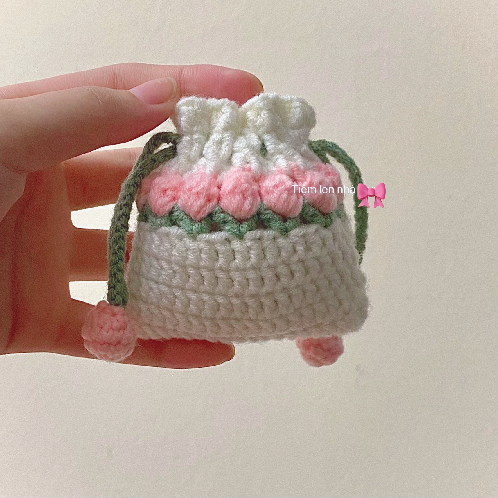 Chart móc túi tulip nhỏ xinh màu trắng hồng