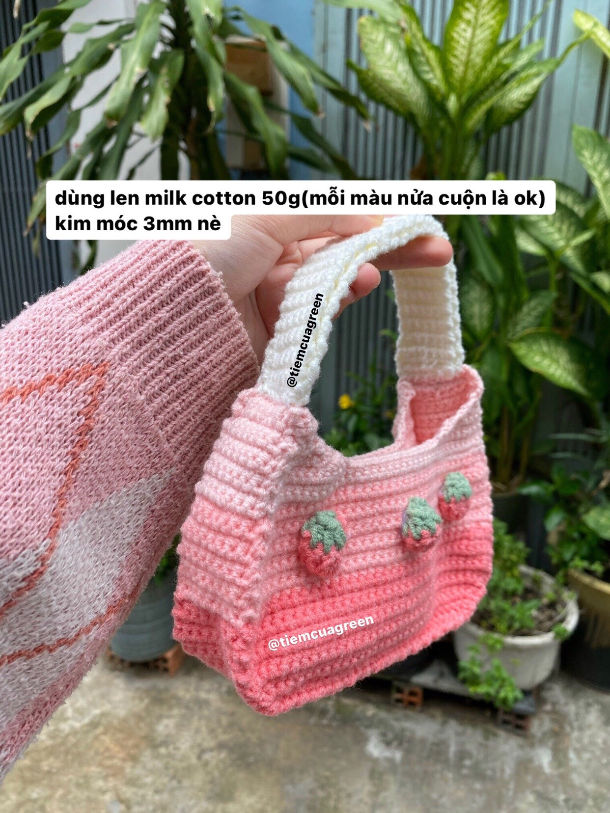Chart móc túi xách dâu tây màu hồng gradient, len milk cotton, kim 3mm