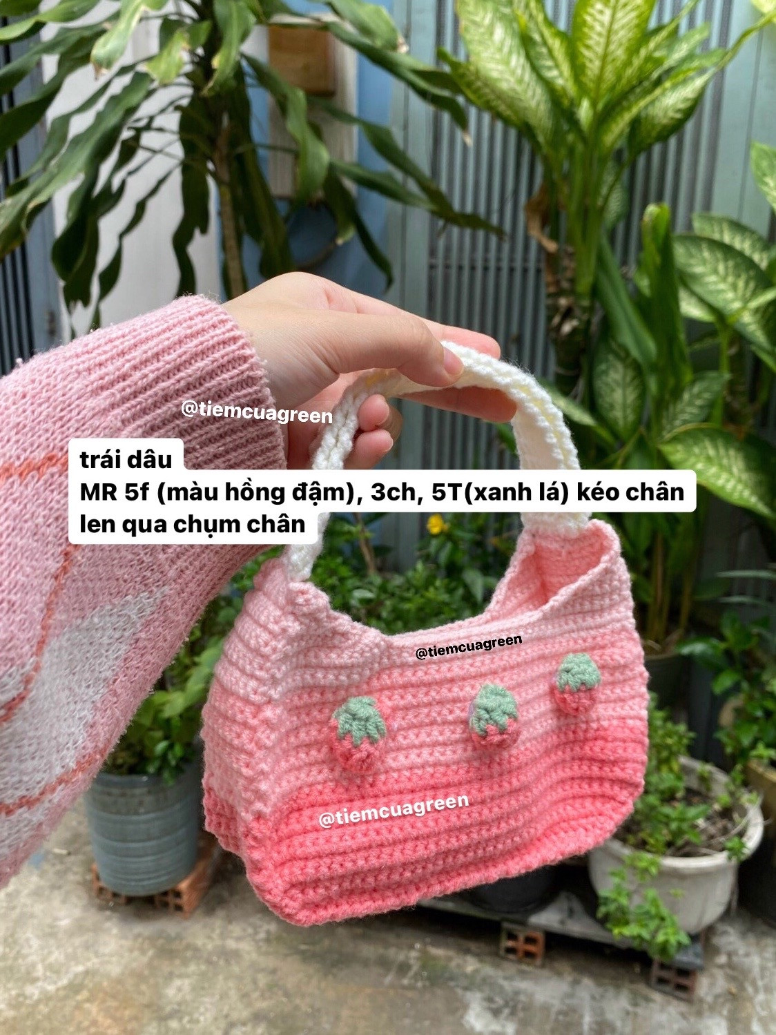 Chart móc túi xách dâu tây màu hồng gradient, len milk cotton, kim 3mm