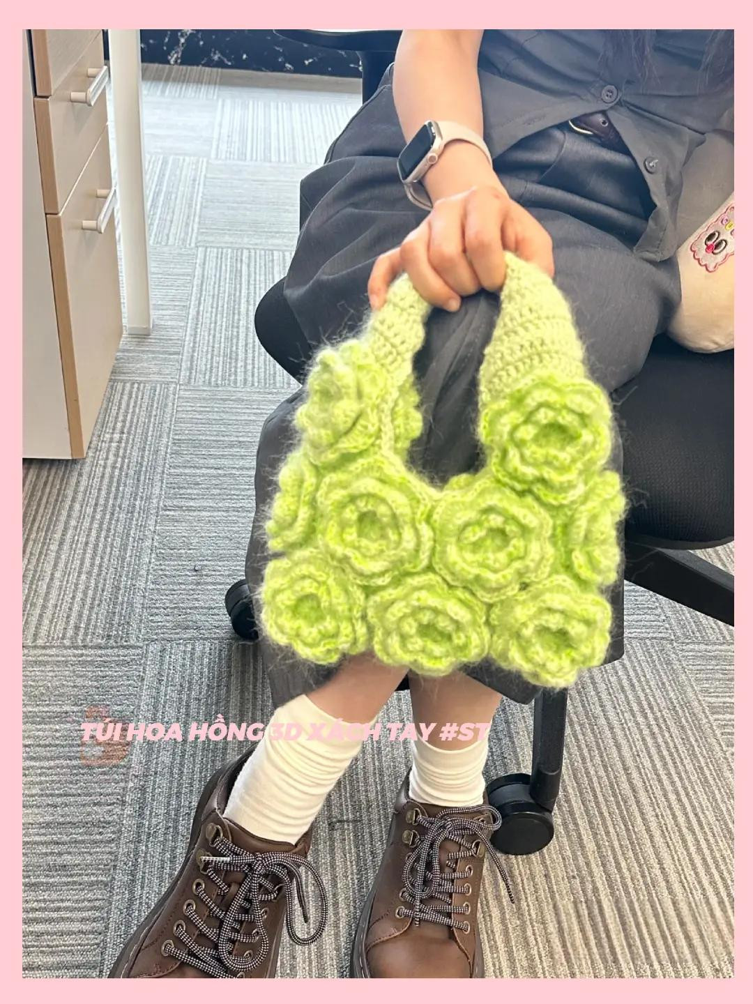 Chart móc túi xách hoa hồng 3D len lông xù
