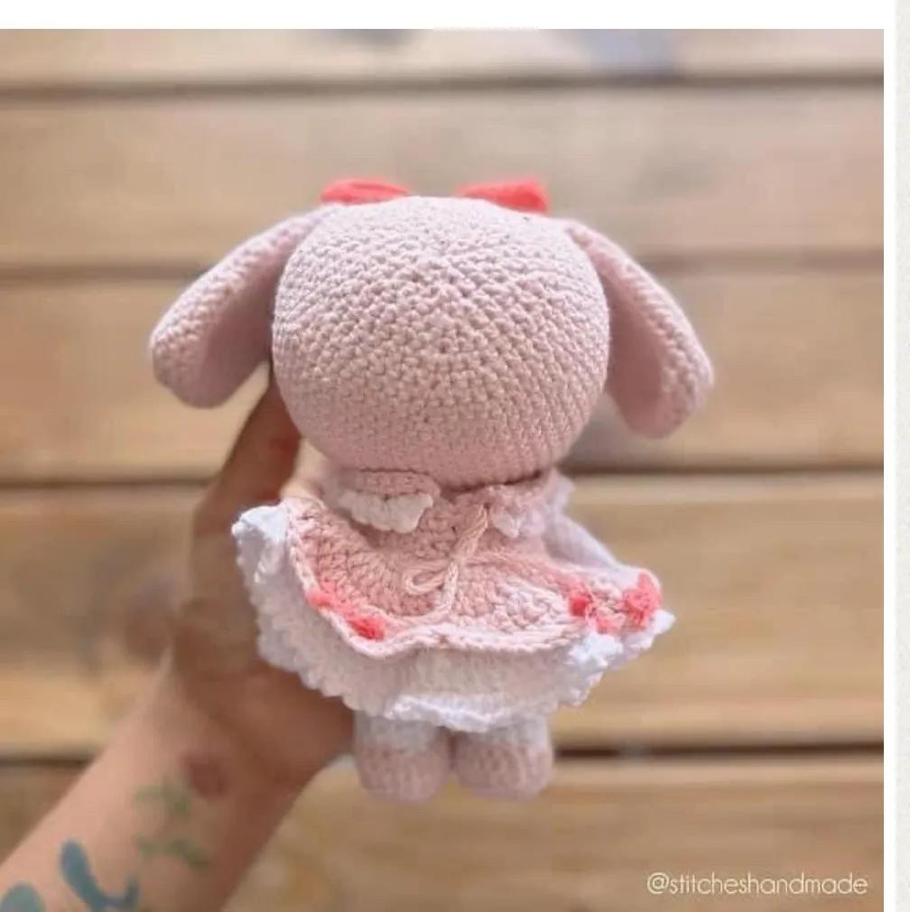 Chart sưu tầm hướng dẫn móc len búp bê Melody màu hồng trắng, bao gồm các chi tiết váy và nơ