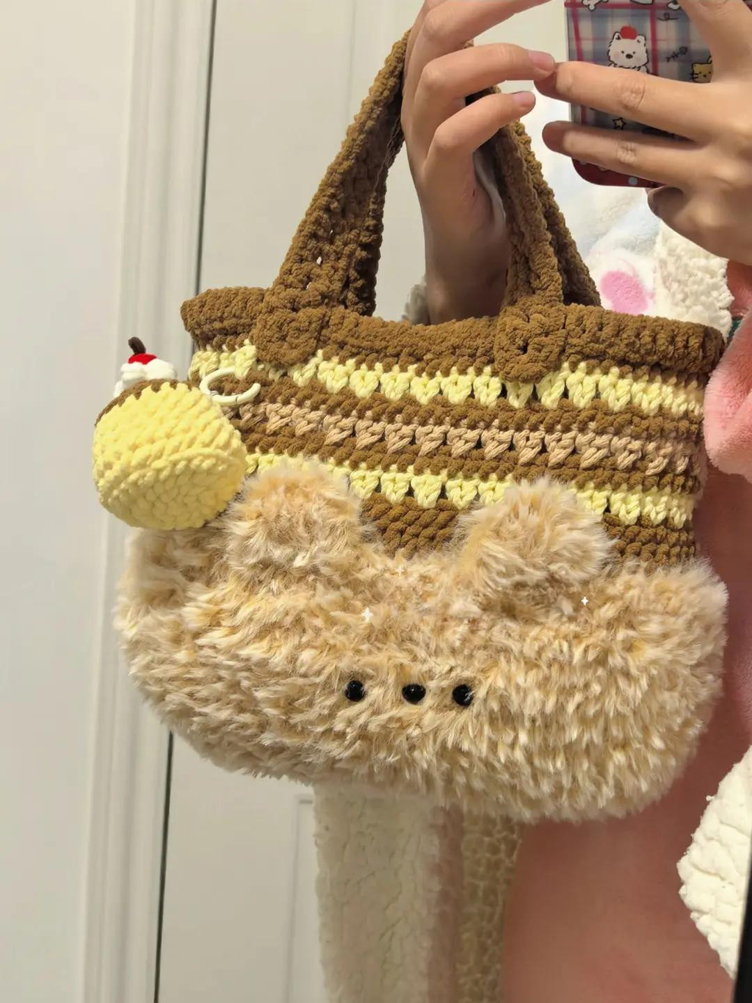 Chart túi len gấu nâu lông xù với họa tiết bánh kem