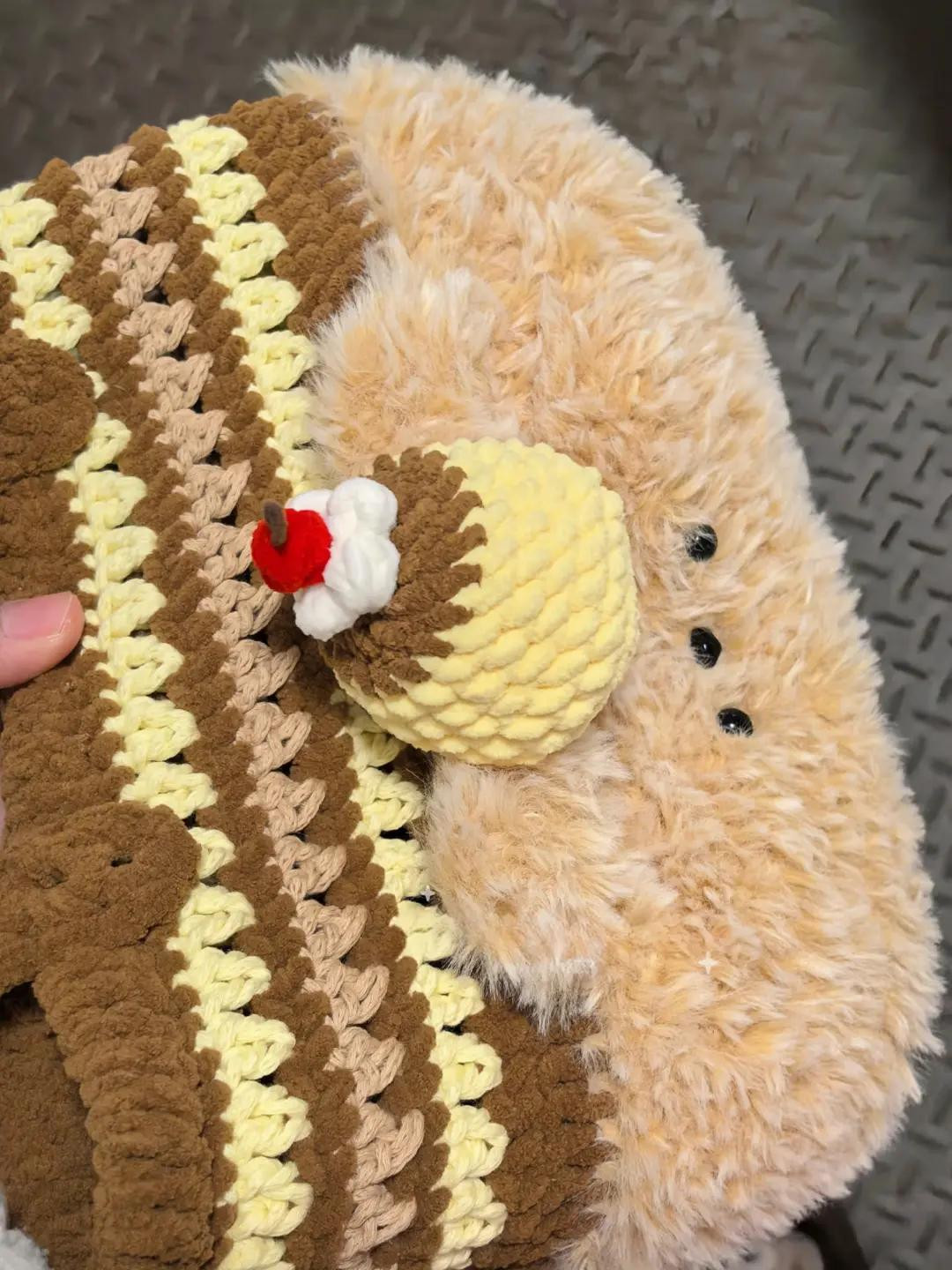 Chart túi len gấu nâu lông xù với họa tiết bánh kem