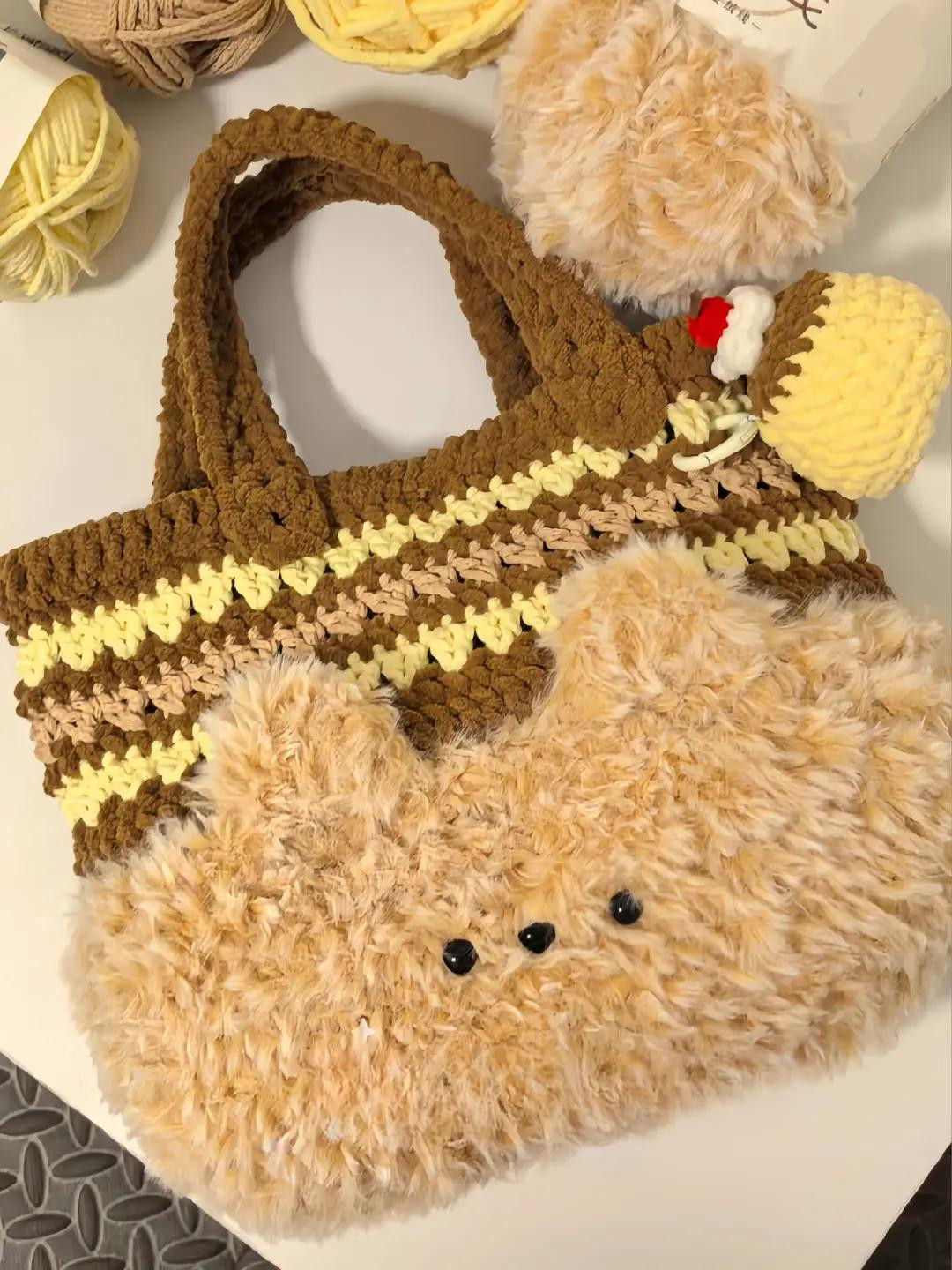 Chart túi len gấu nâu lông xù với họa tiết bánh kem