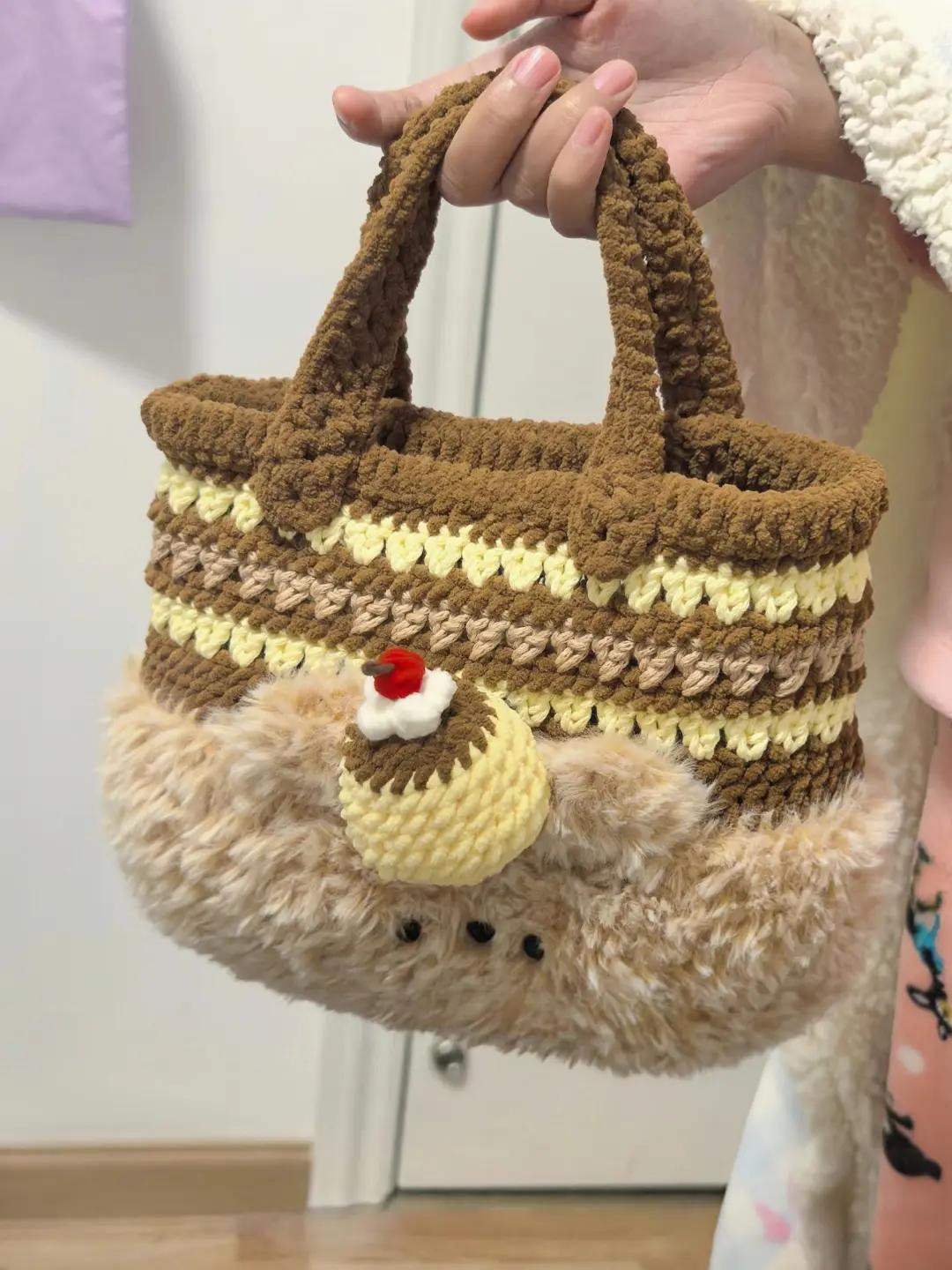 Chart túi len gấu nâu lông xù với họa tiết bánh kem