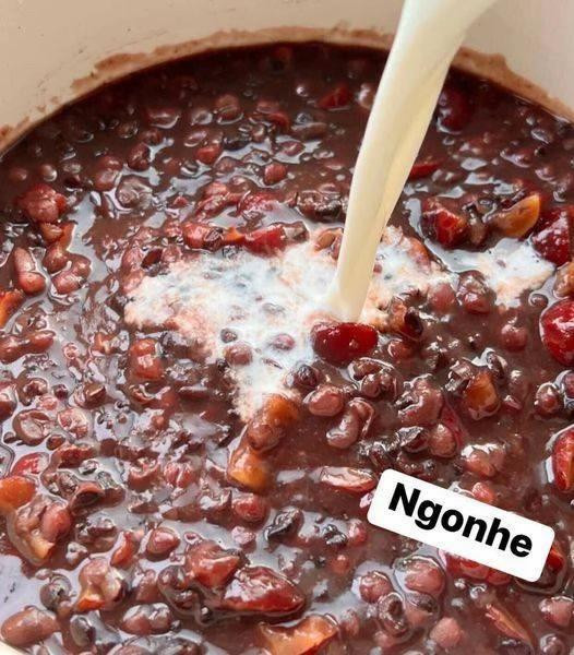 Chè đậu đỏ dưỡng huyết: Công thức nấu chè từ đậu đỏ, gạo đen, táo đỏ và đường nâu kết hợp sữa