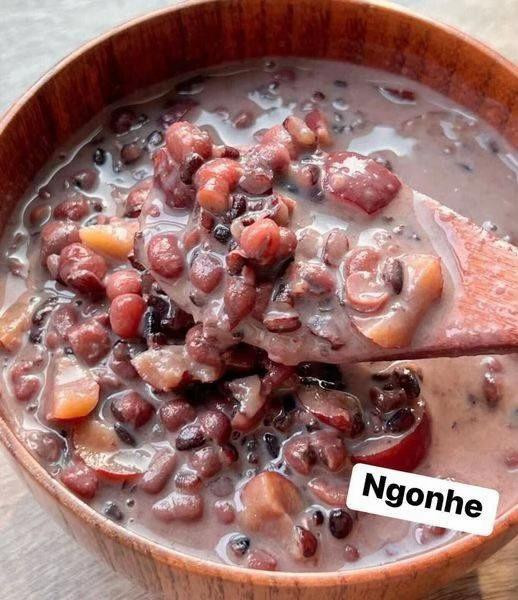 Chè đậu đỏ dưỡng huyết: Công thức nấu chè từ đậu đỏ, gạo đen, táo đỏ và đường nâu kết hợp sữa