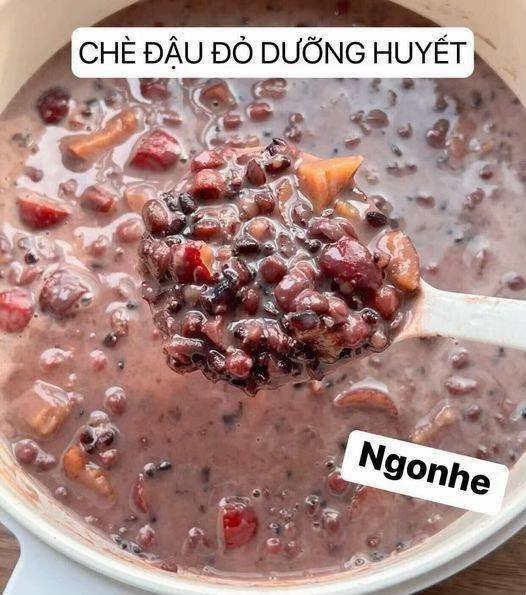 Chè đậu đỏ dưỡng huyết: Công thức nấu chè từ đậu đỏ, gạo đen, táo đỏ và đường nâu kết hợp sữa