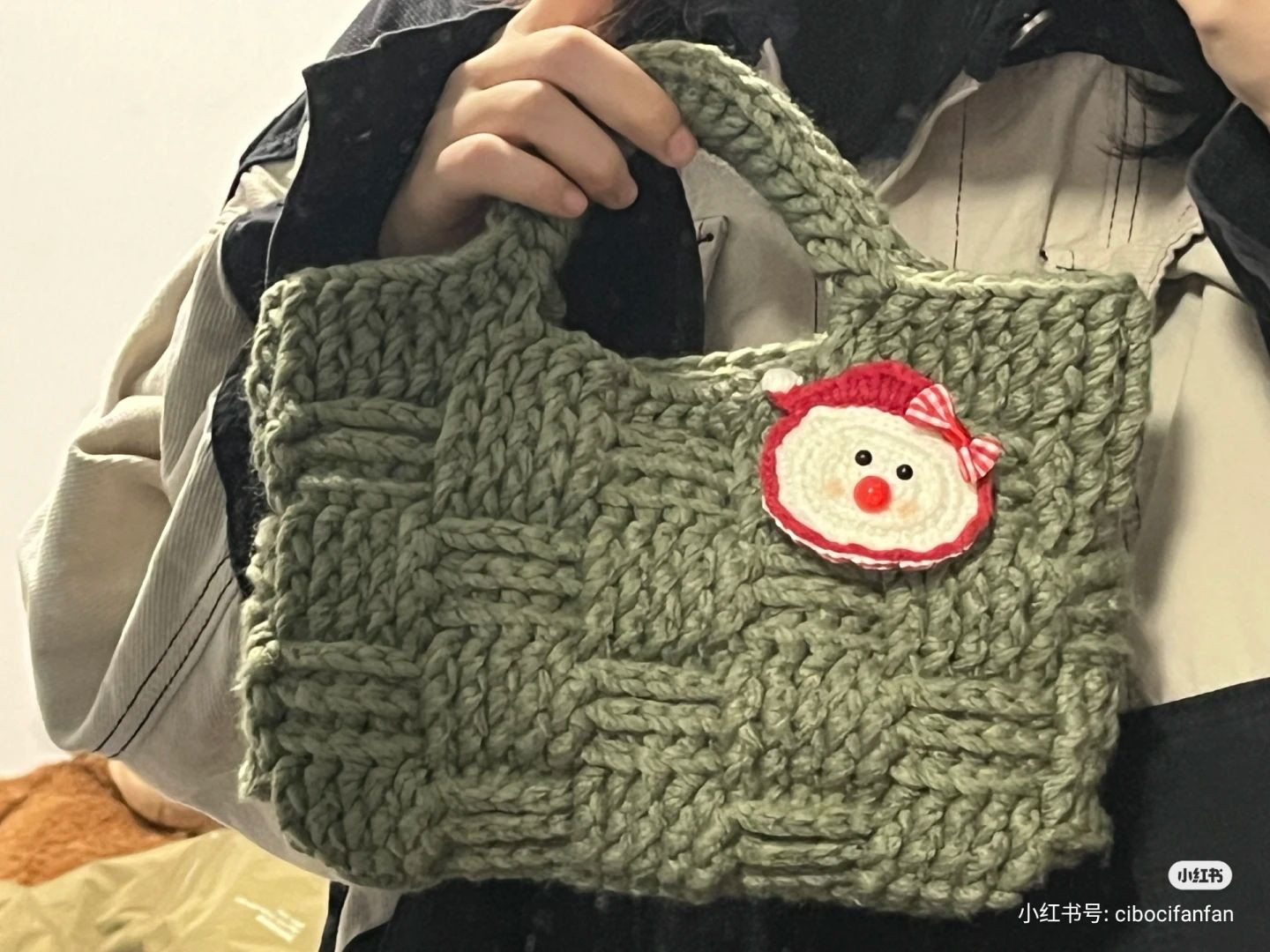 Chunky Green Crochet Bag Pattern with Santa Ornament Tutorial
