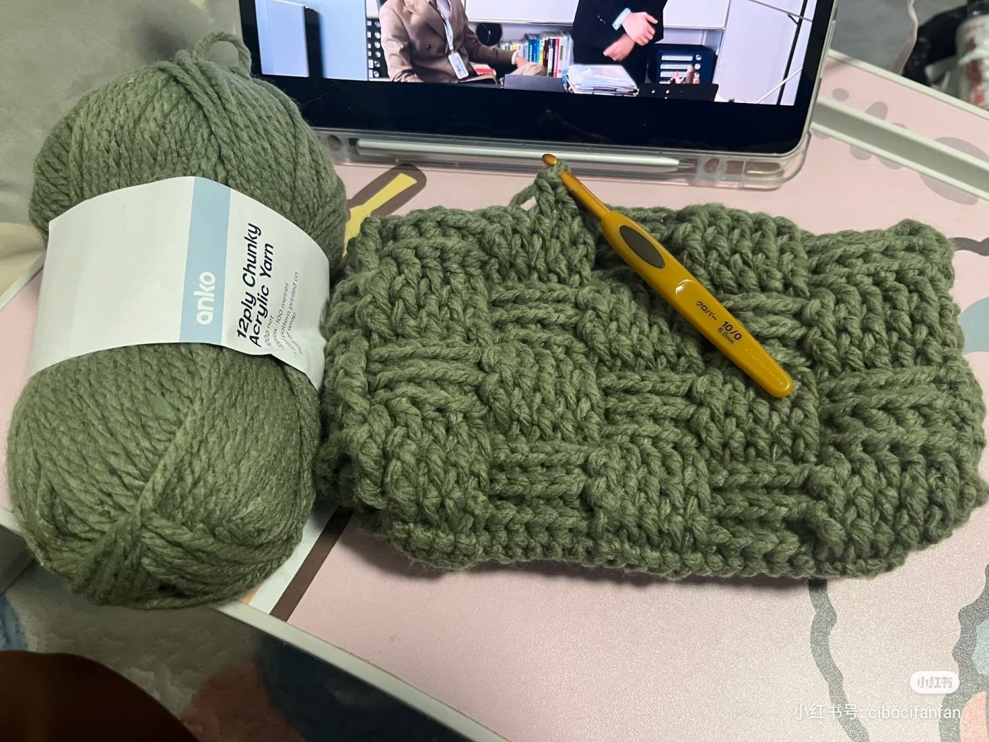 Chunky Green Crochet Bag Pattern with Santa Ornament Tutorial