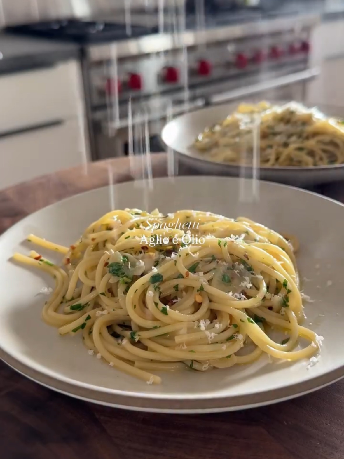 Classic Spaghetti Aglio e Olio with Garlic, Red Pepper Flakes and Fresh Parsley